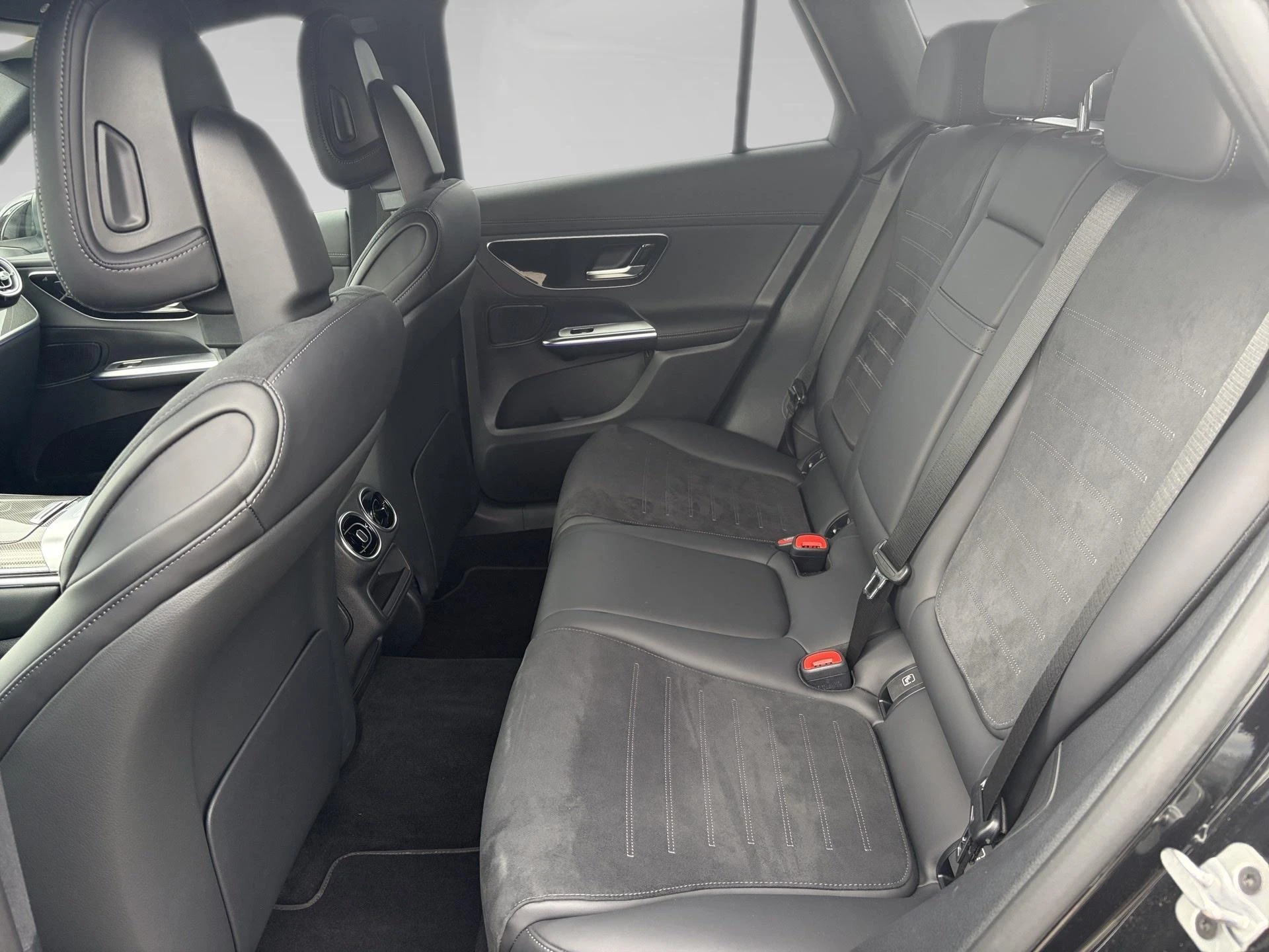 Mercedes-Benz-GLC-image-16
