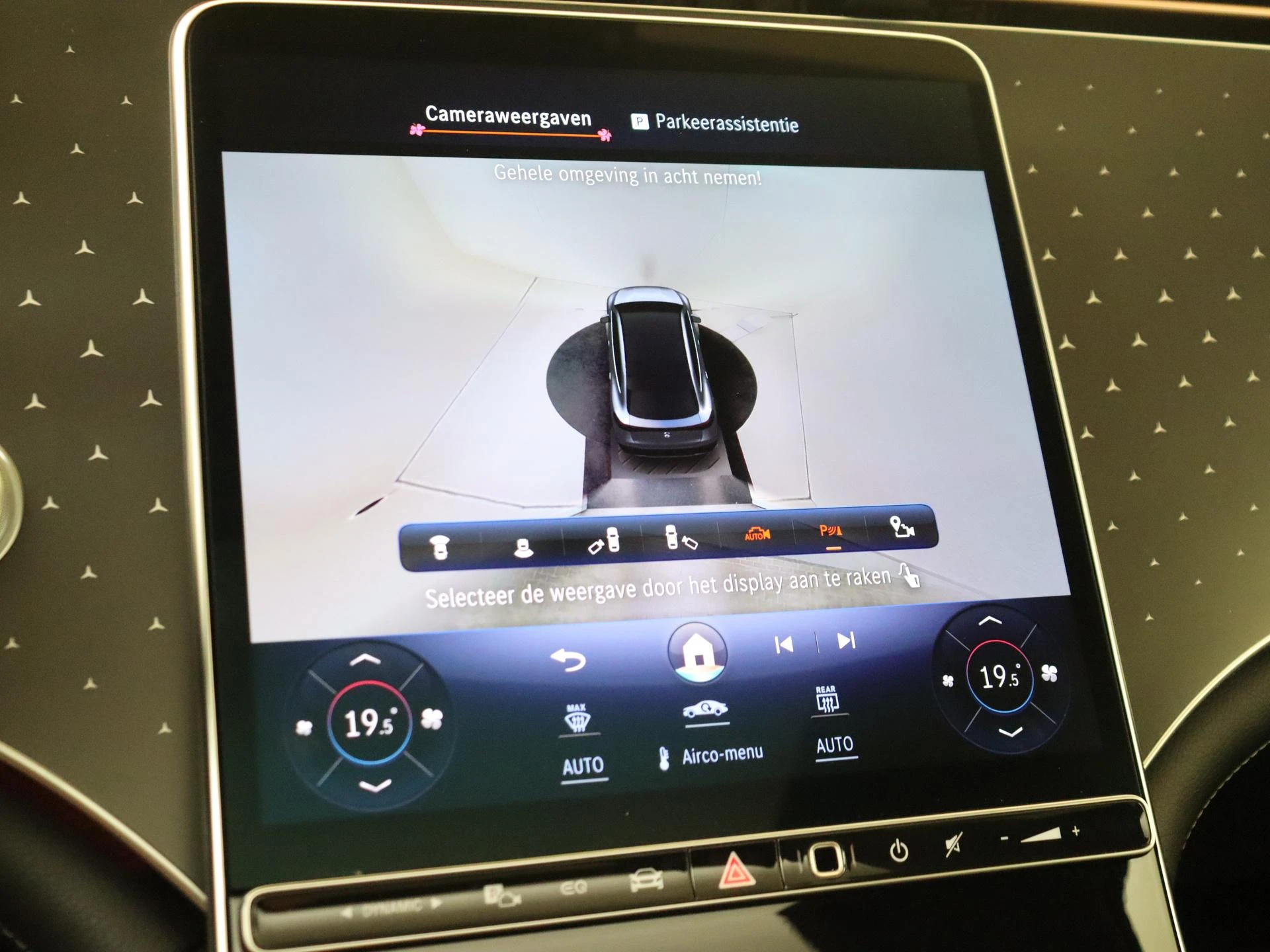 Mercedes-Benz-EQS-image-18