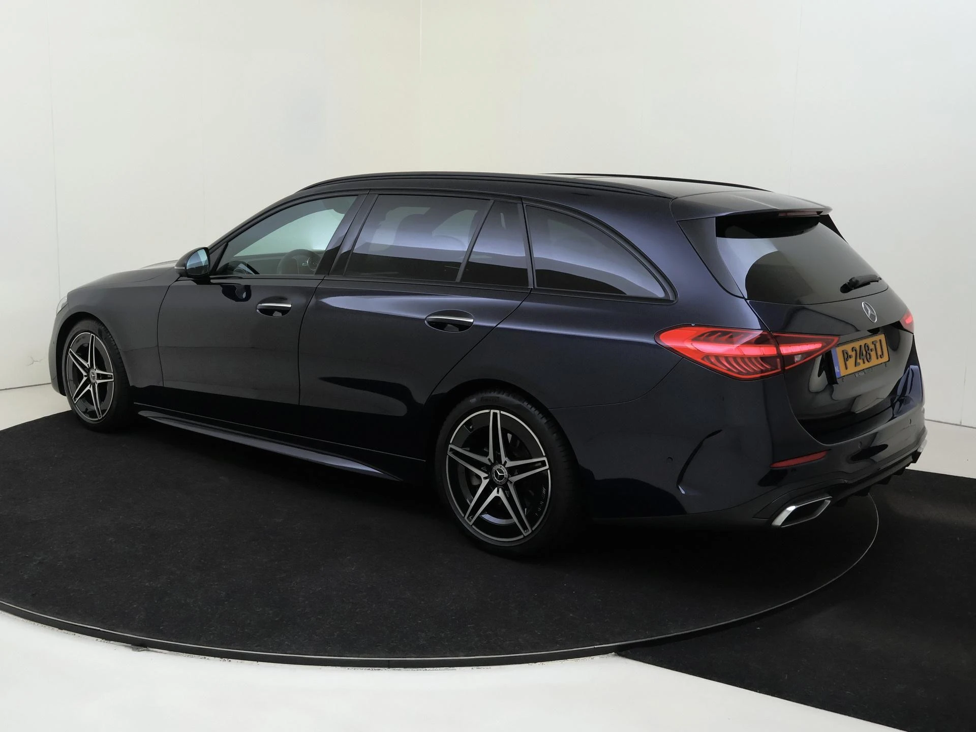 Mercedes-Benz-C-Klasse-image-2