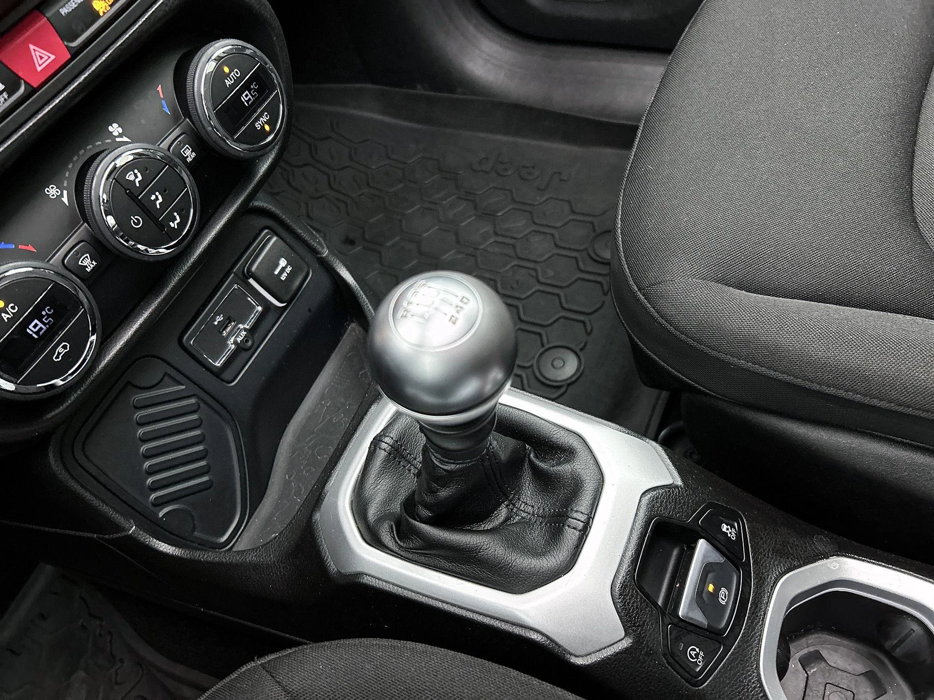 Jeep-Renegade-image-28