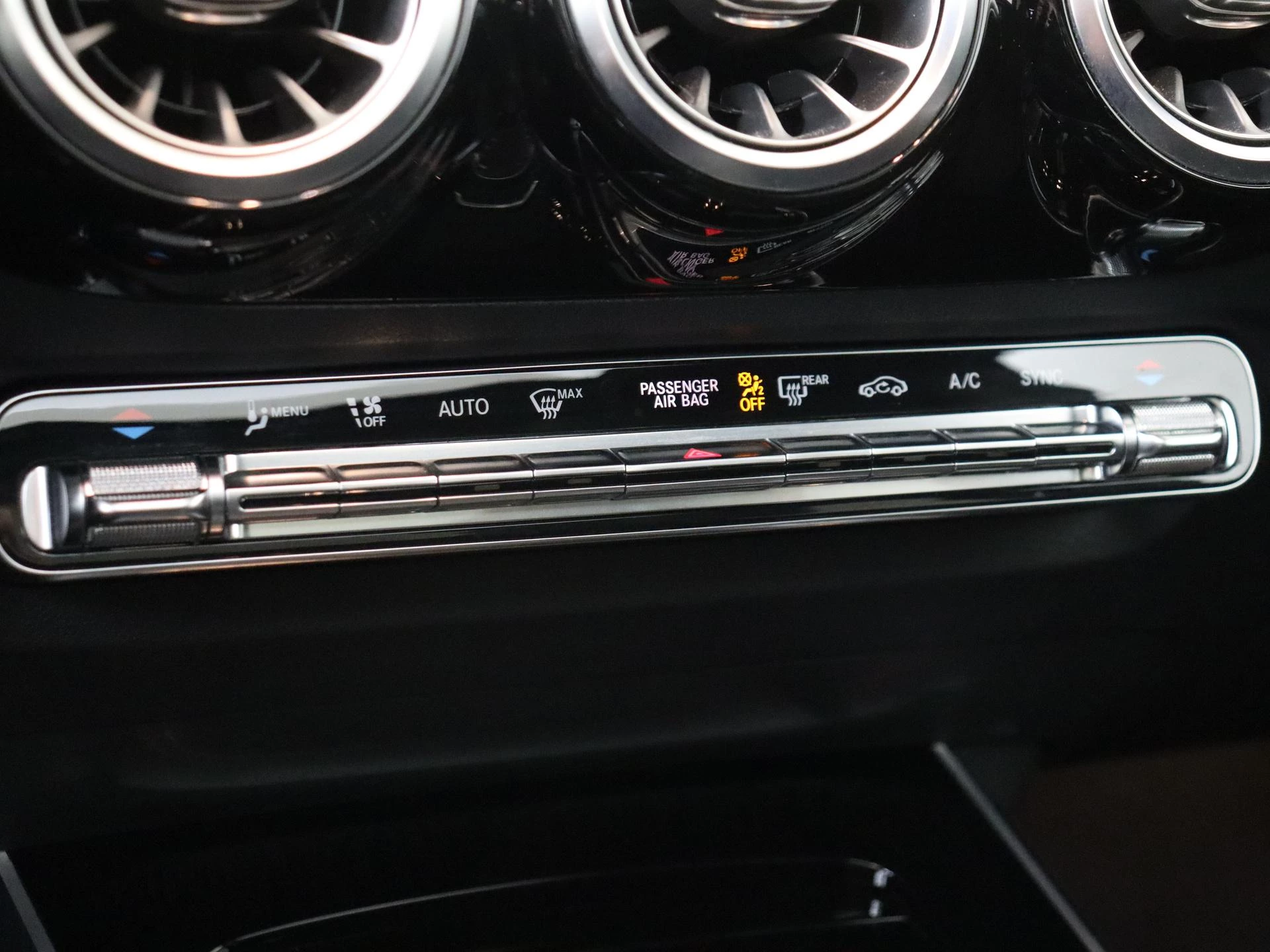 Mercedes-Benz-GLA-image-19