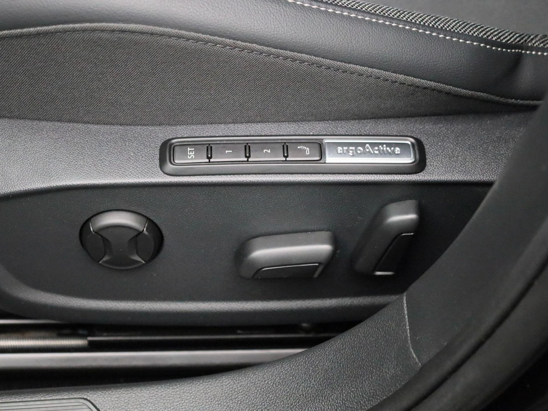 Volkswagen-Golf-image-34