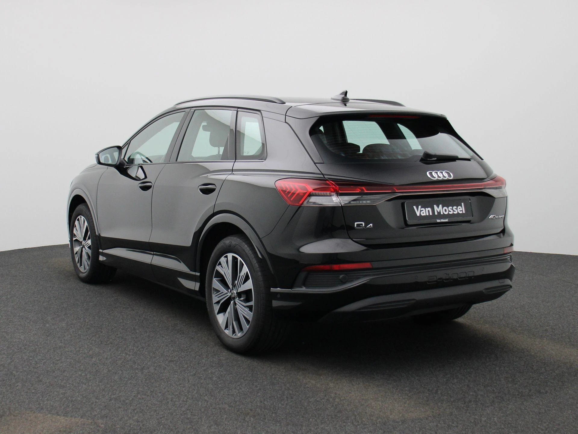 Audi-Q4 e-tron-image-1