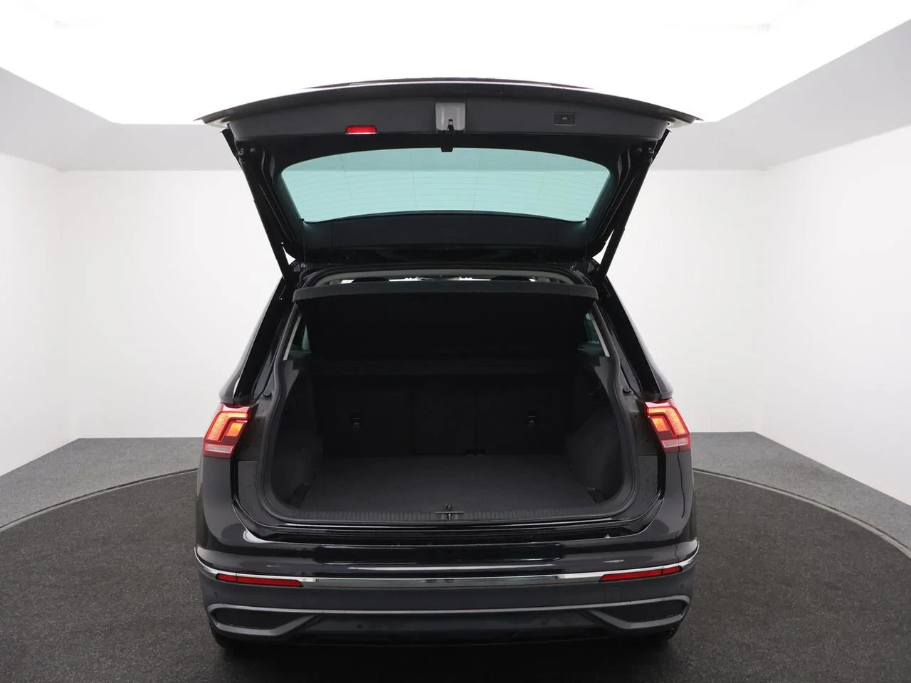 Volkswagen-Tiguan-image-13