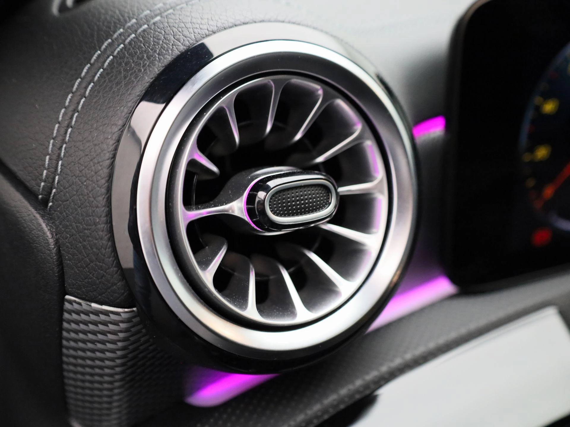 Mercedes-Benz-CLA-image-40