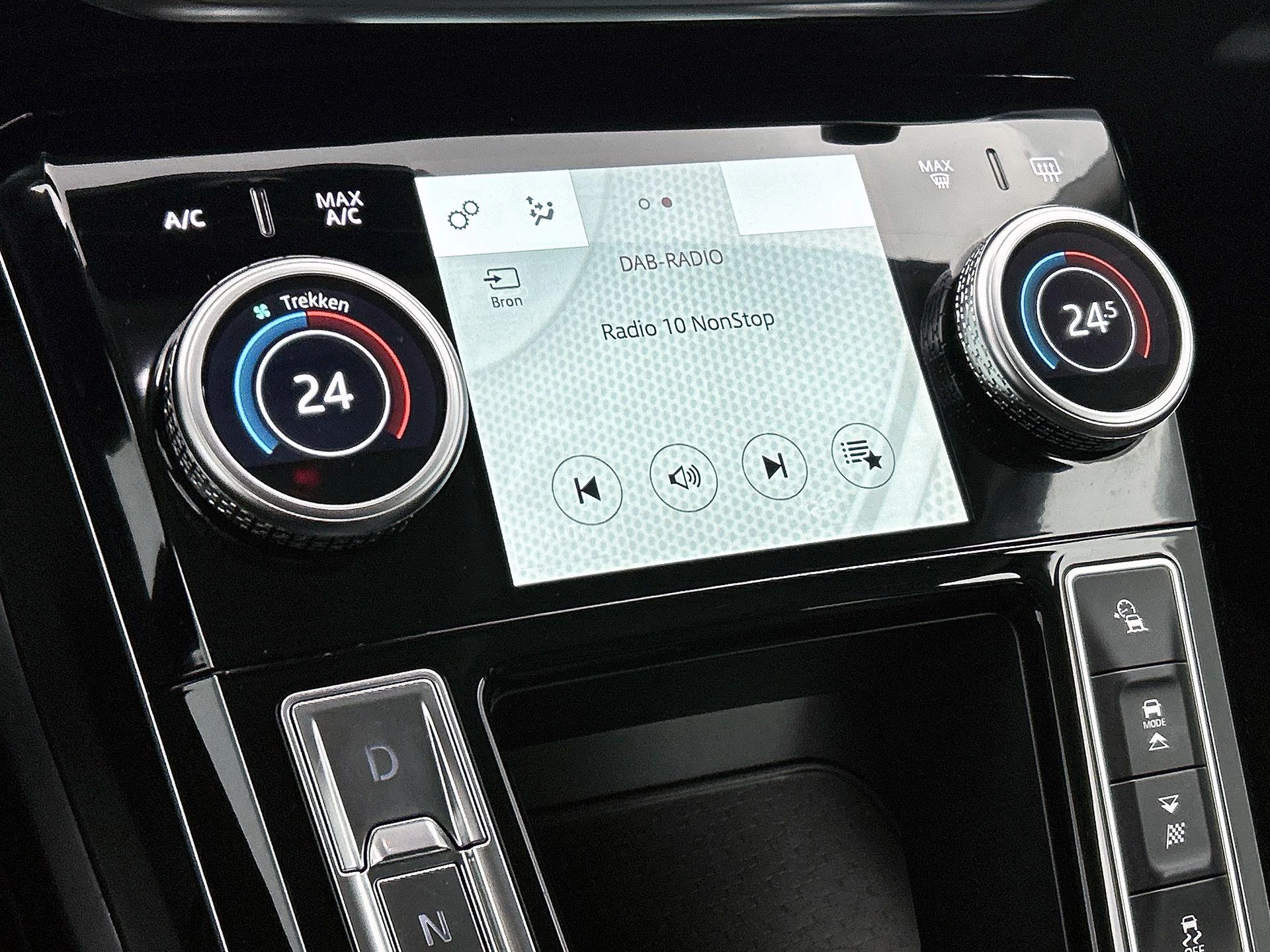 Jaguar-I-PACE-image-17