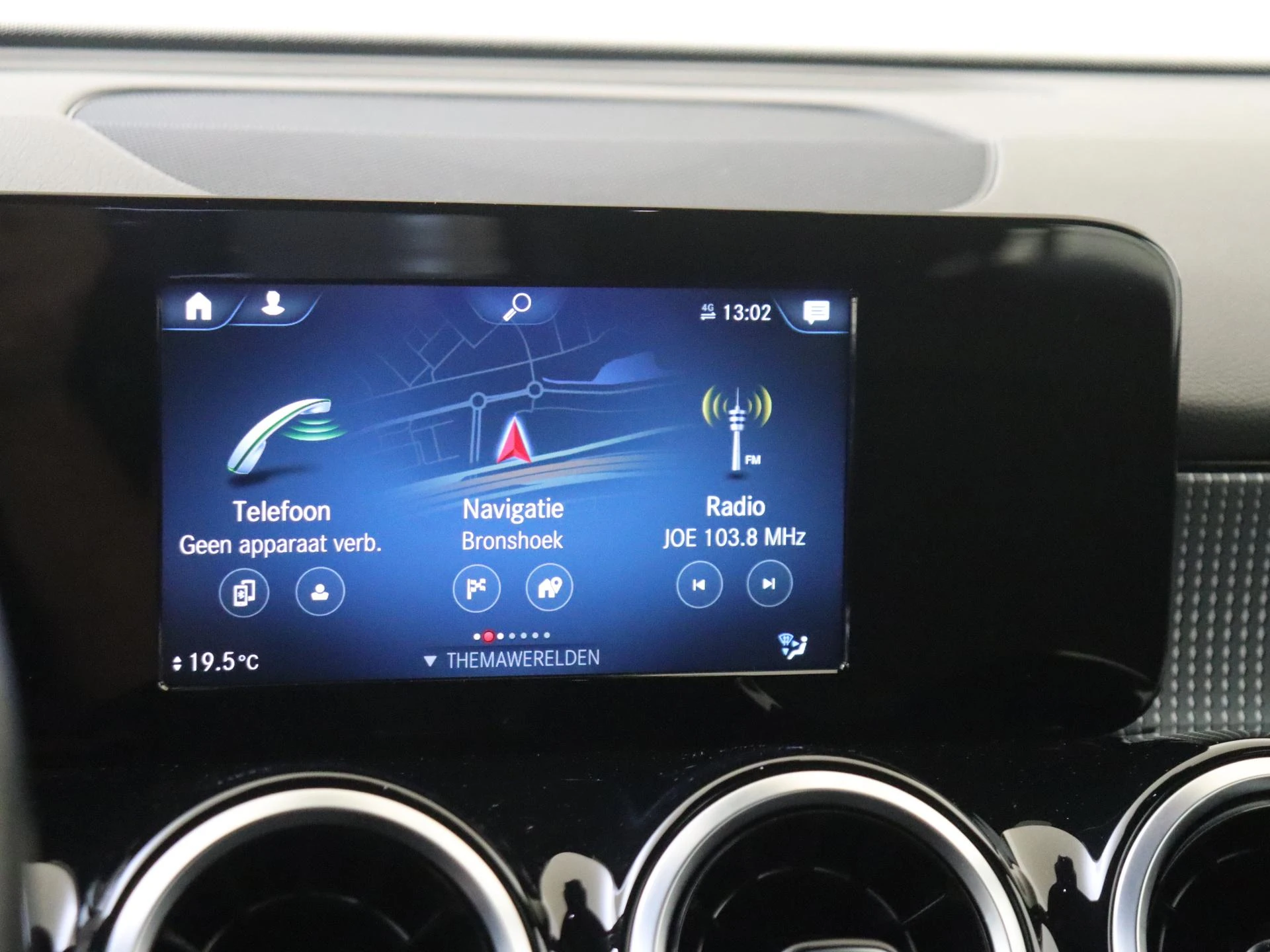 Mercedes-Benz-GLB-image-16