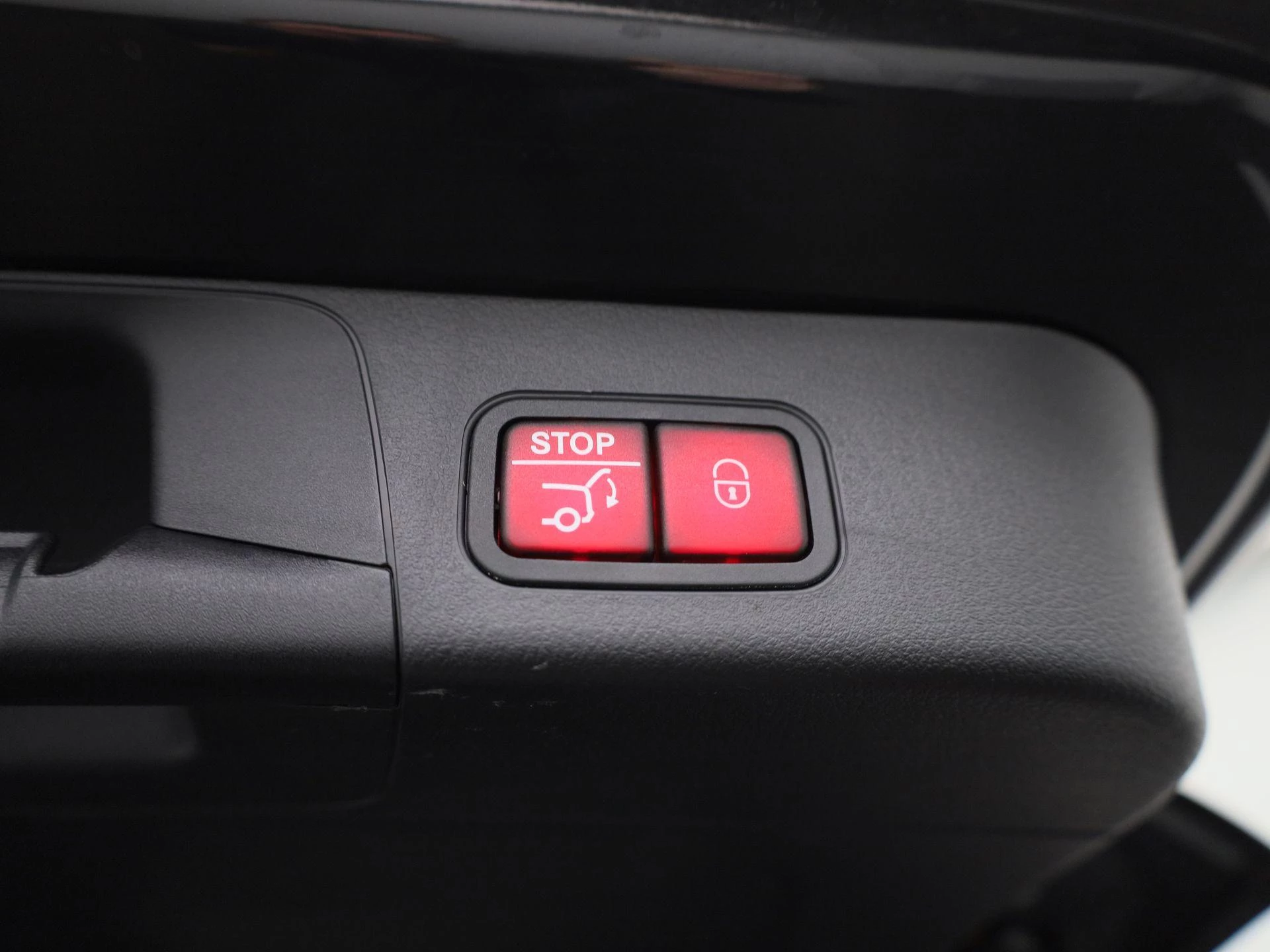 Mercedes-Benz-EQB-image-11