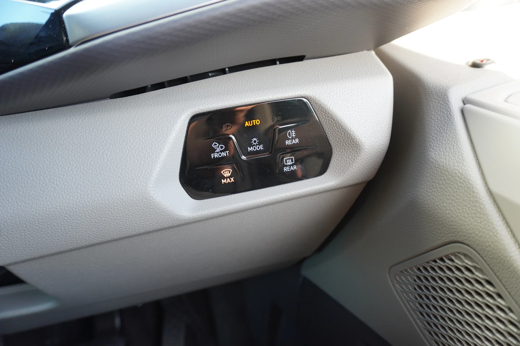 Volkswagen-Multivan-image-32