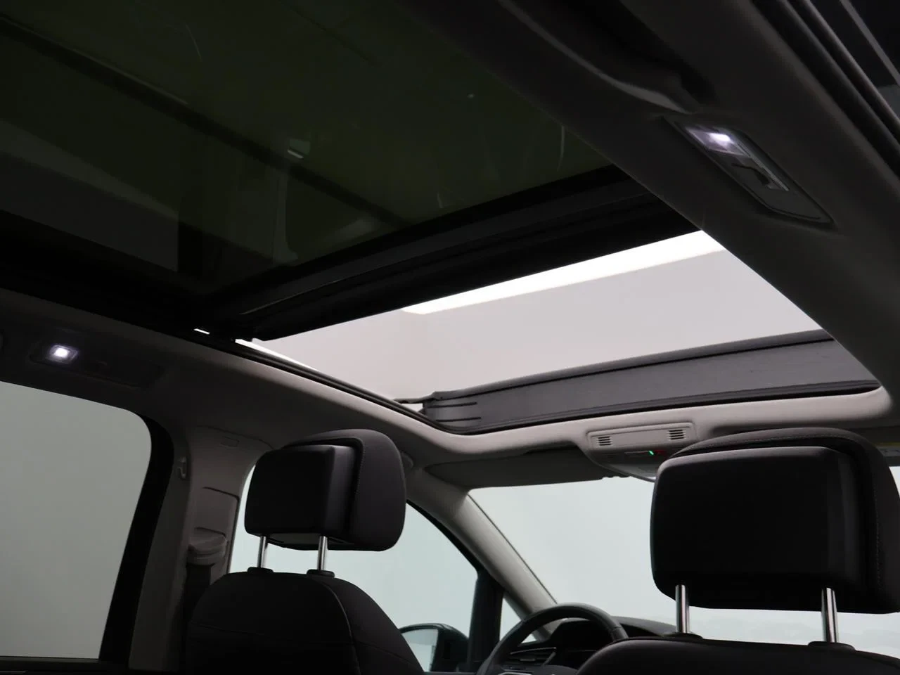Volkswagen Touran 1.5 TSI Highline Business *AUTOMAAT*PANO DAK*TREKHAAK*7ZITPL*NAVI*BLTH*CRUISE*PDC*...