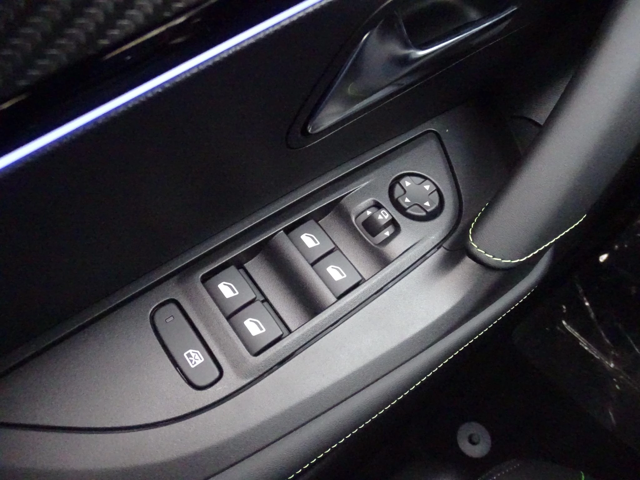Peugeot 2008 1.2 HYBRID 145 e-DSC6 GT