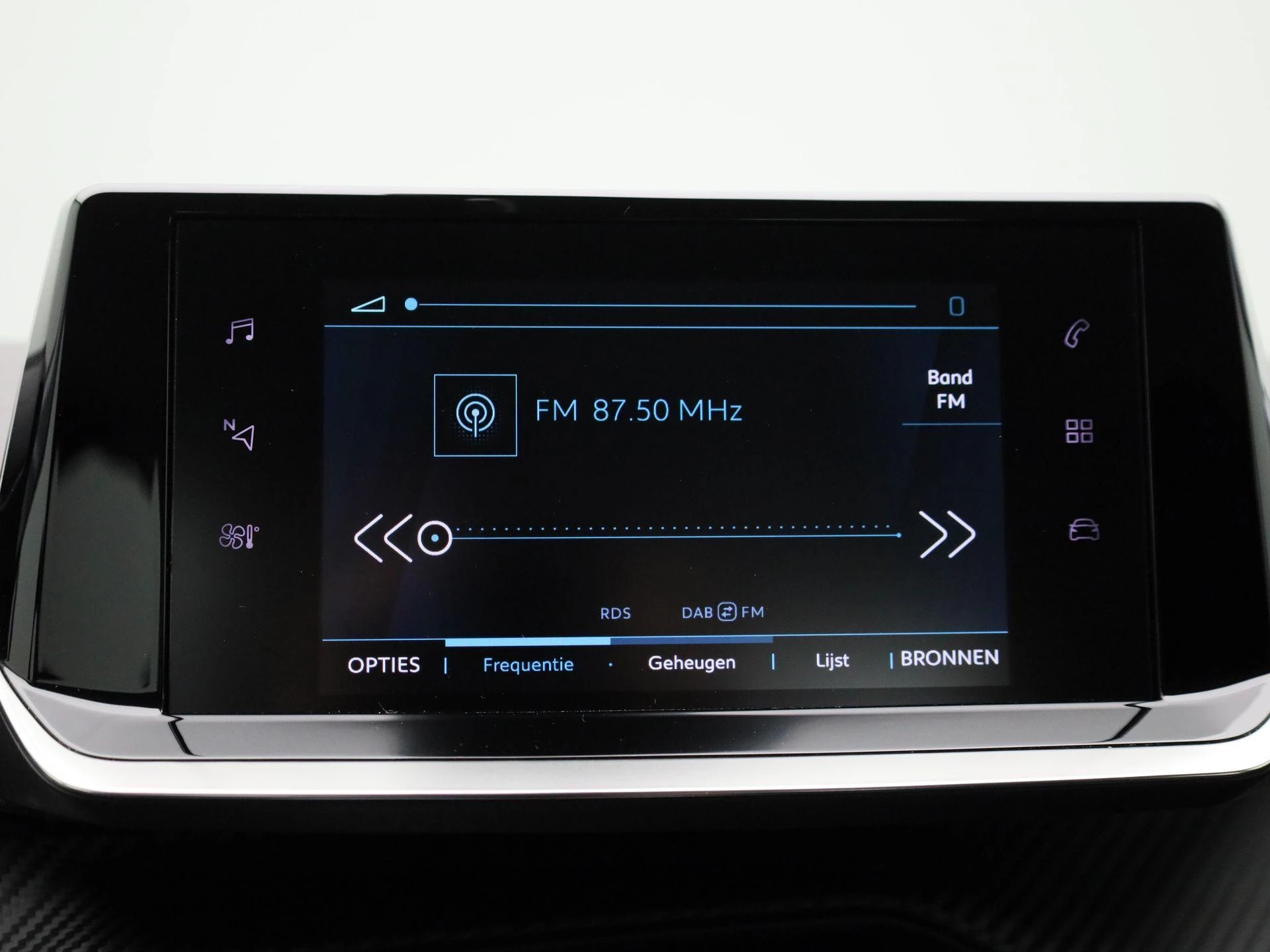 Peugeot-e-208-image-17