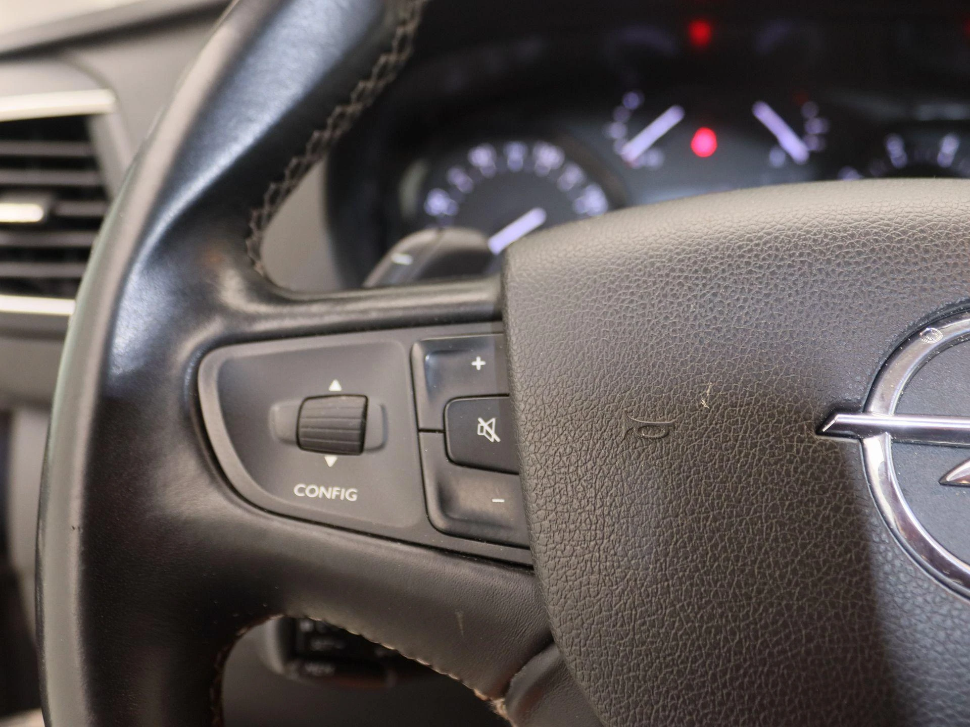 Opel-Vivaro-image-16