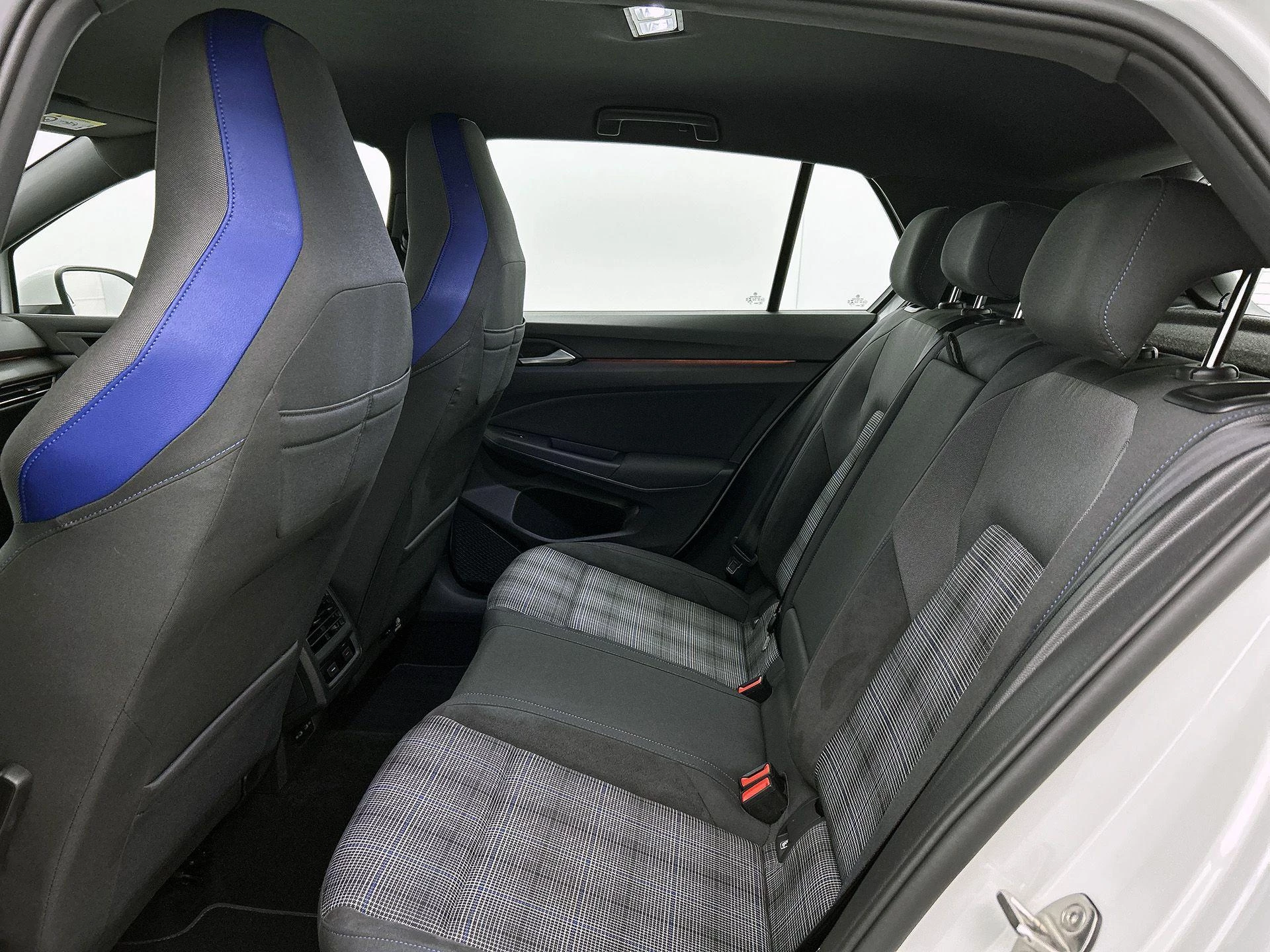 Volkswagen-Golf-image-24