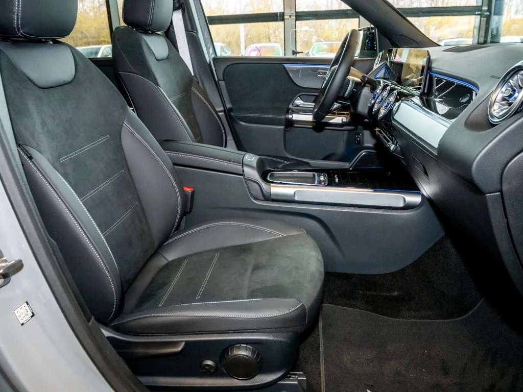 Mercedes-Benz-GLB 200 d-image-10