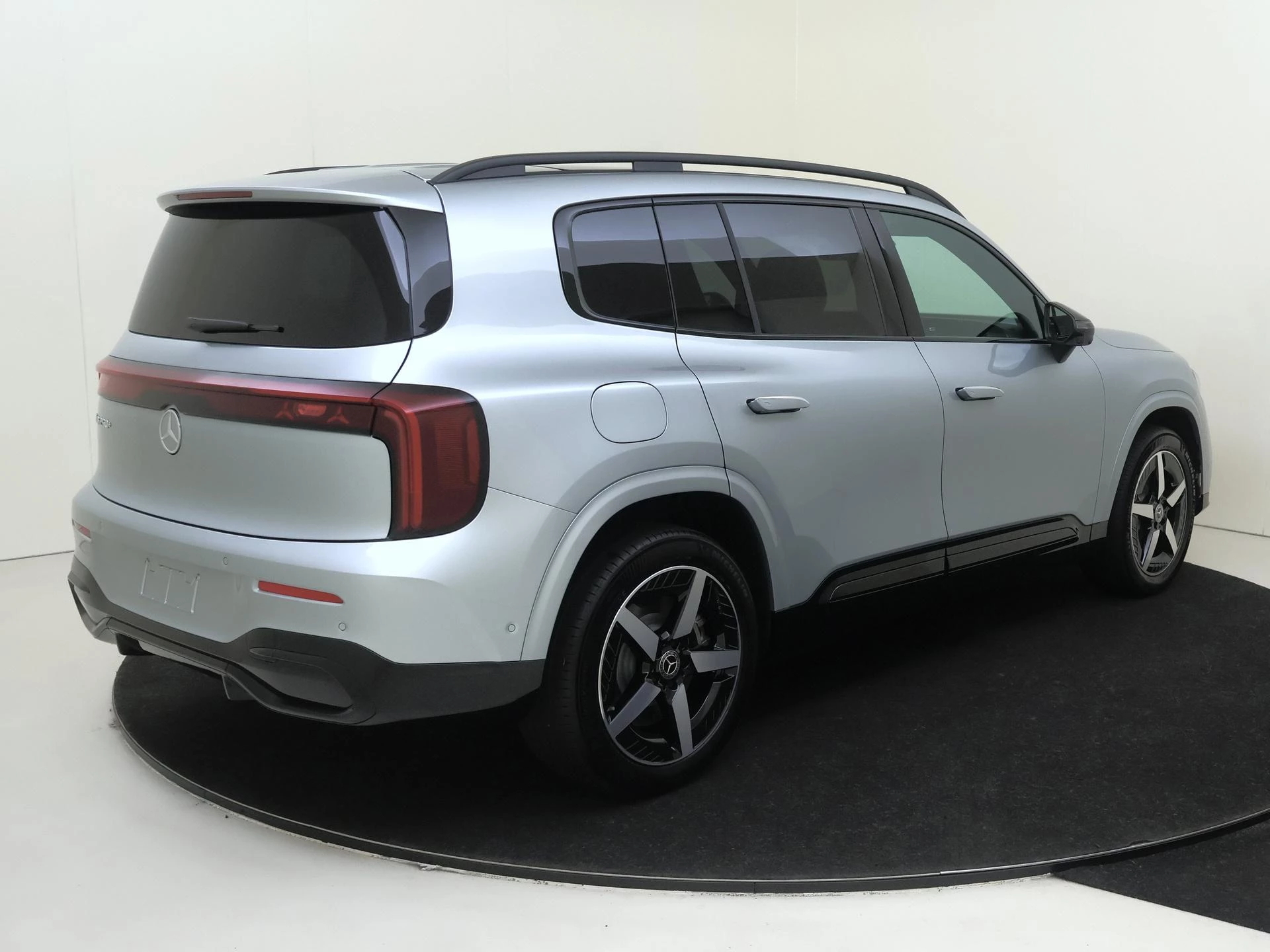 Mercedes-Benz-GLB-image-3