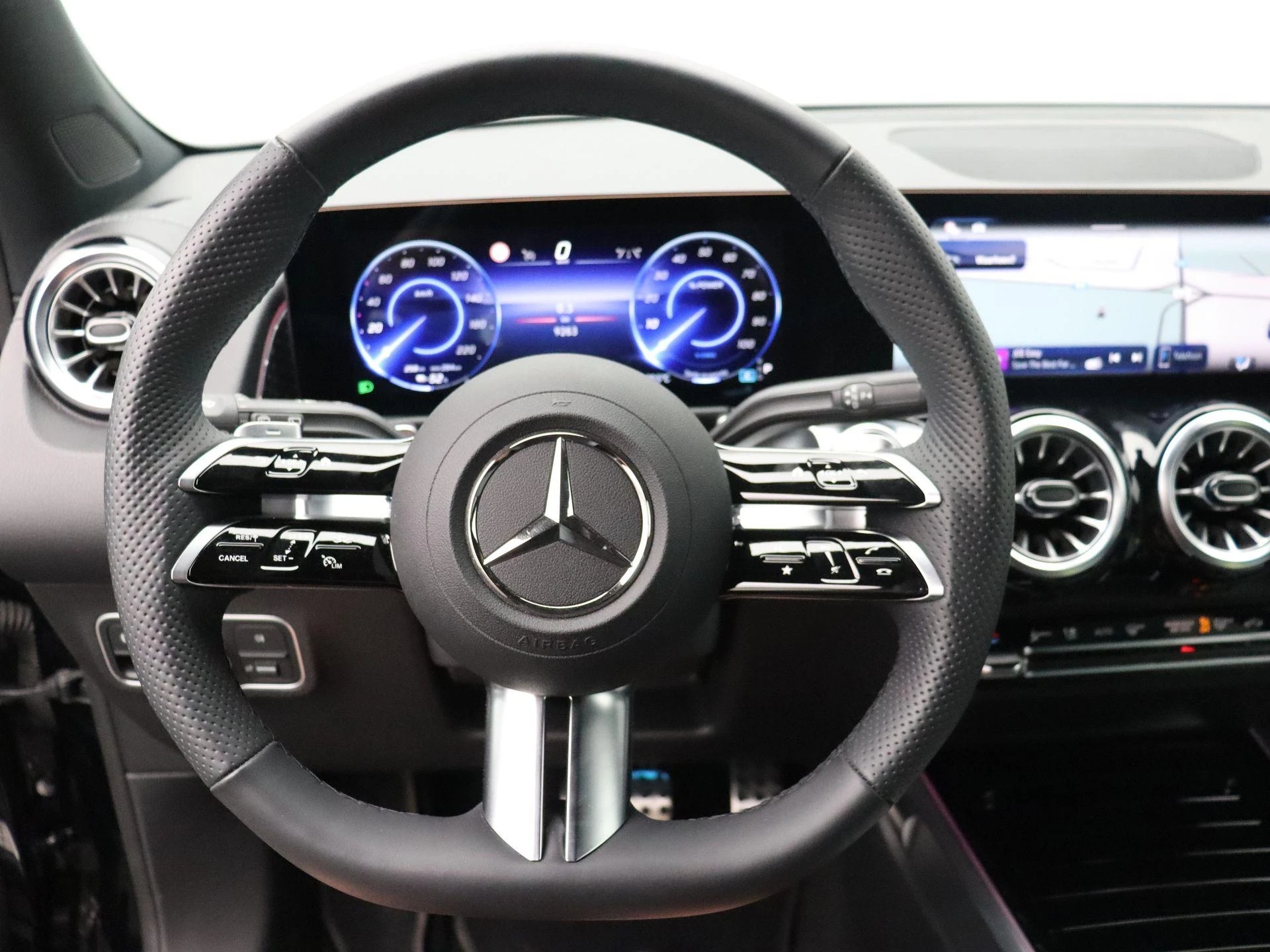 Mercedes-Benz-EQB-image-14