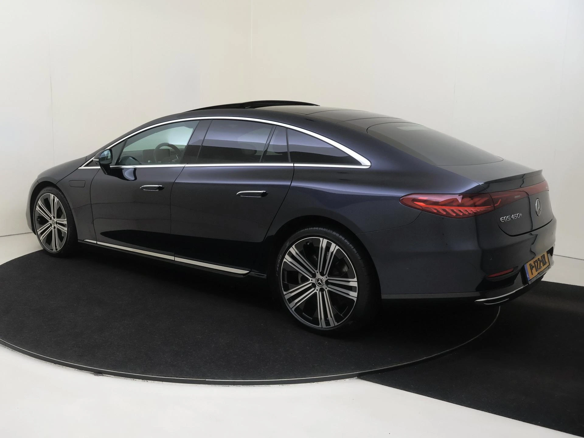 Mercedes-Benz-EQS-image-2