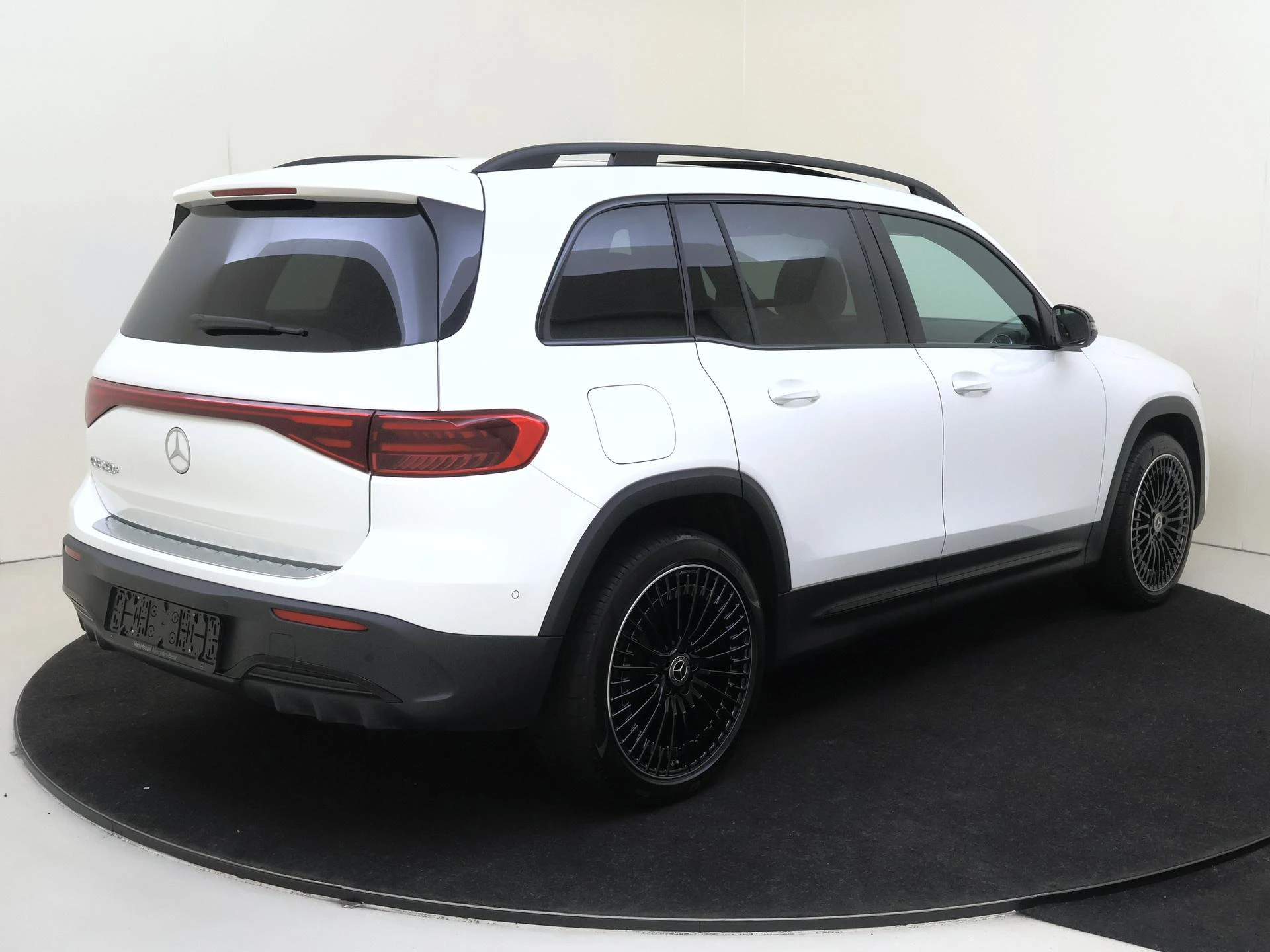 Mercedes-Benz-EQB-image-3