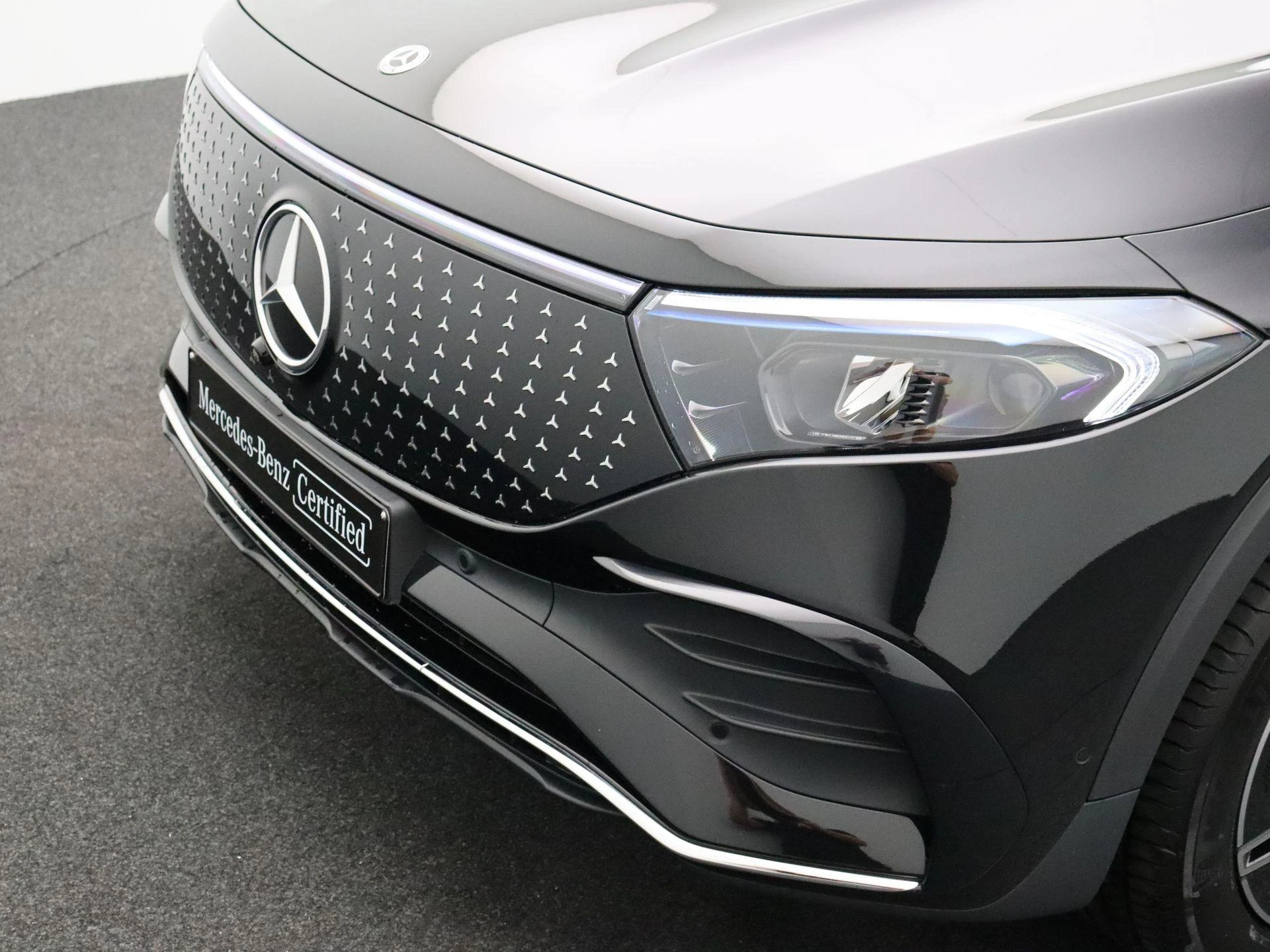 Mercedes-Benz-EQB-image-30