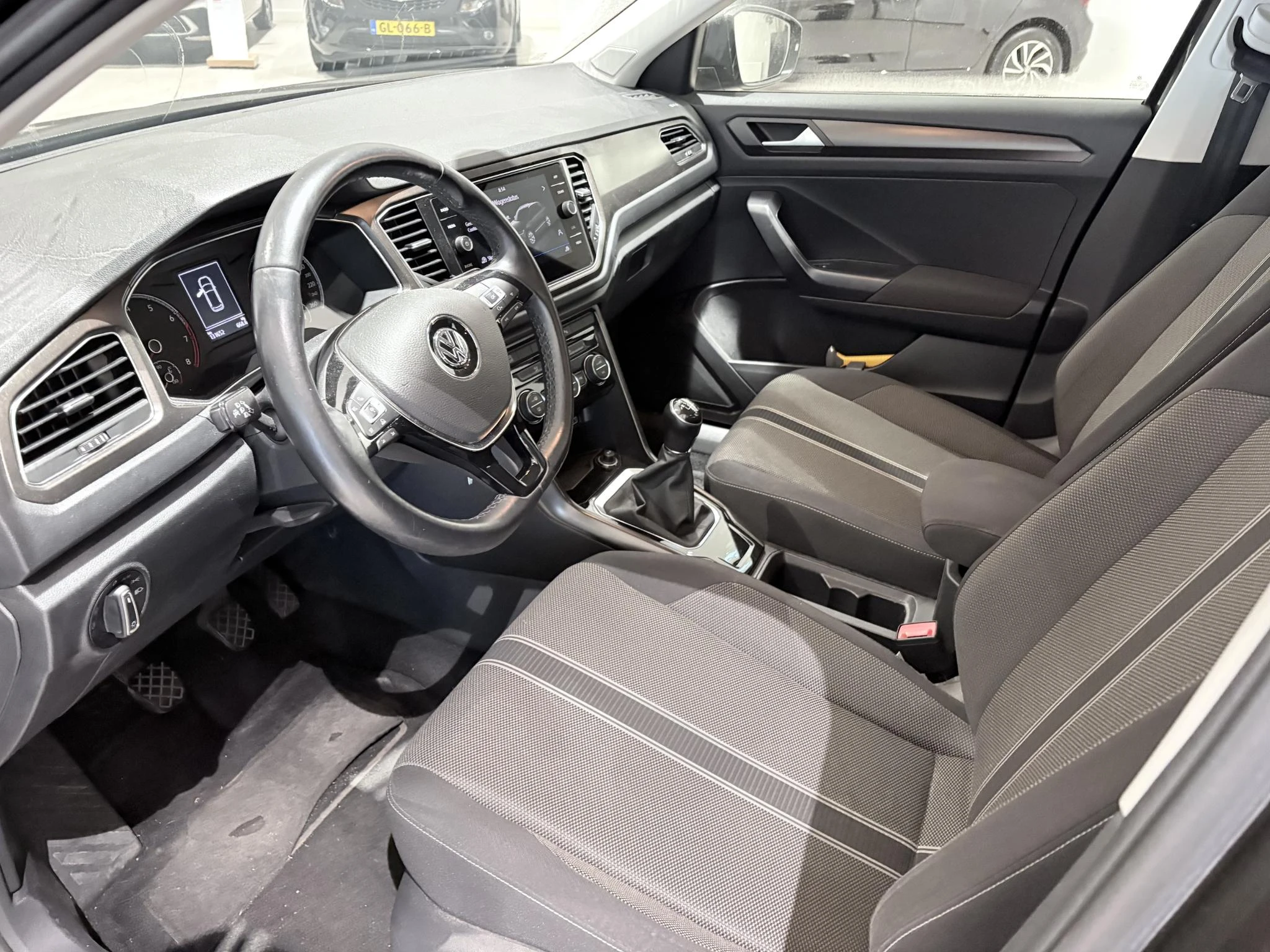 Volkswagen-T-Roc-image-8