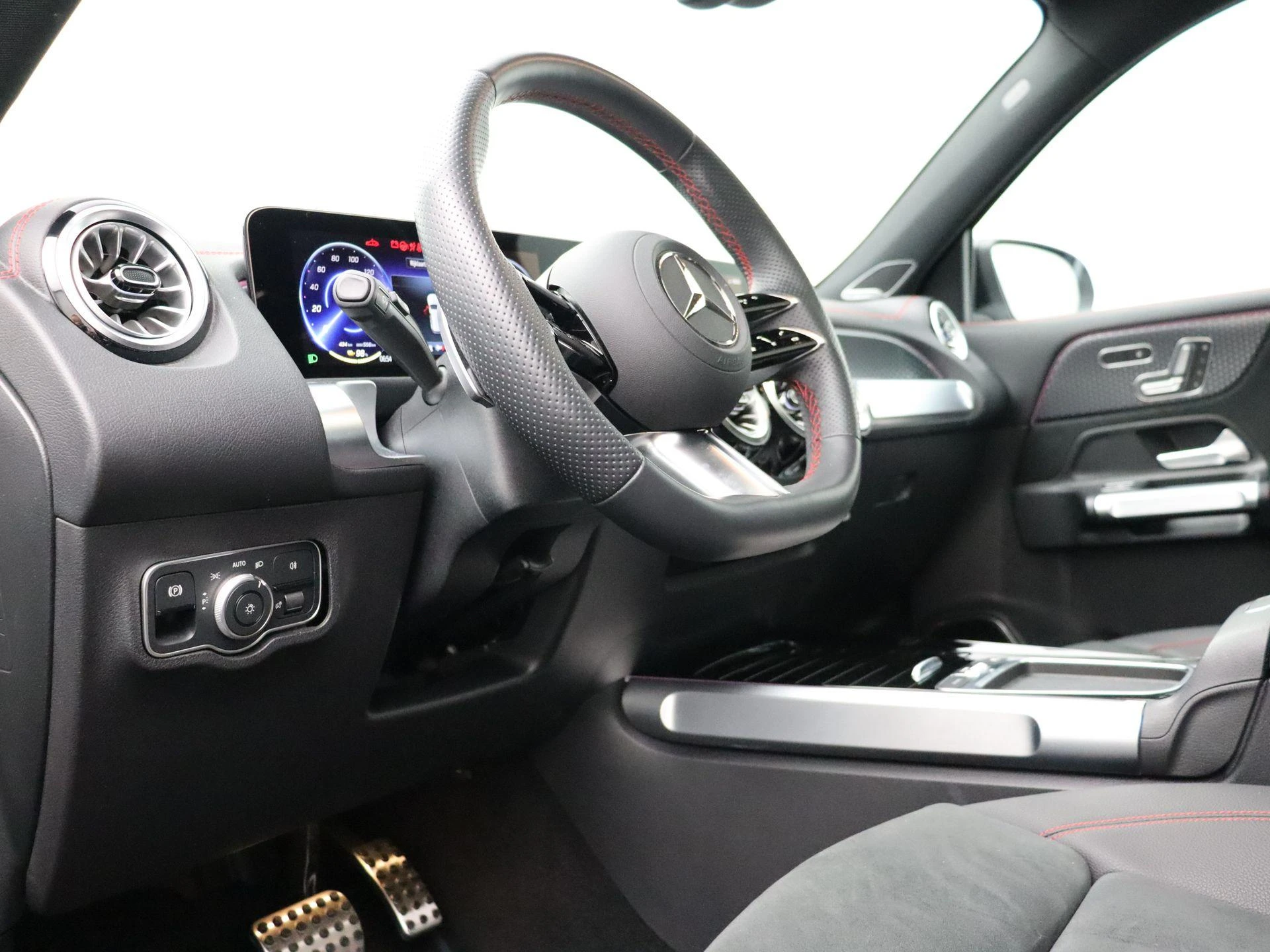Mercedes-Benz-EQB-image-11