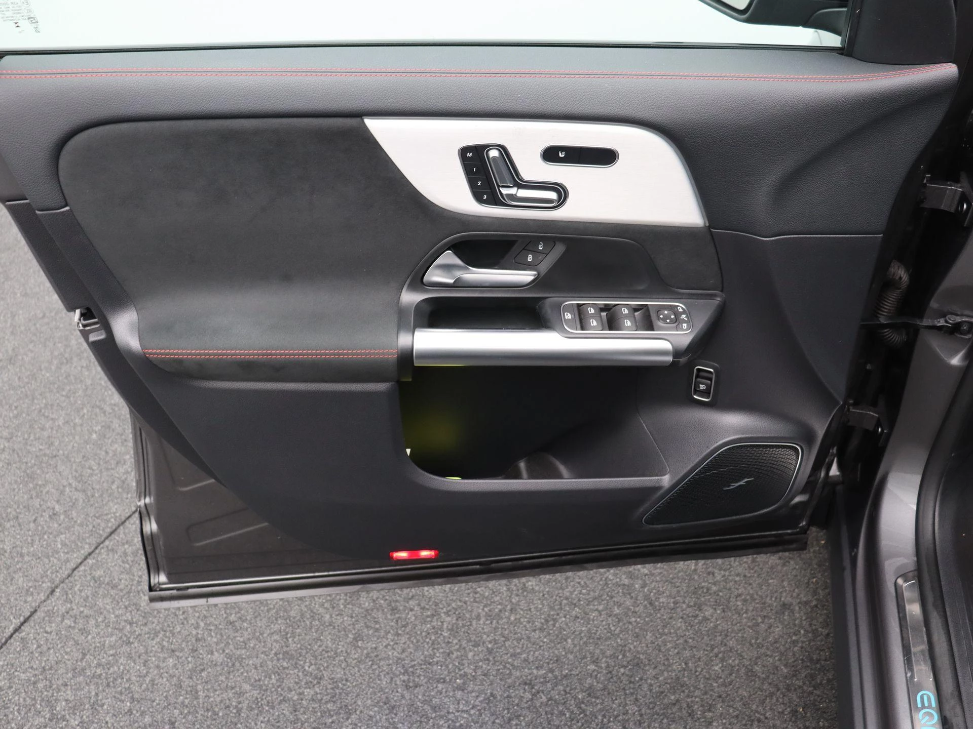 Mercedes-Benz EQA 250+ Star Edition + AMG + PANO DAK + BURMESTER + TREKHAAK + HEAD UP