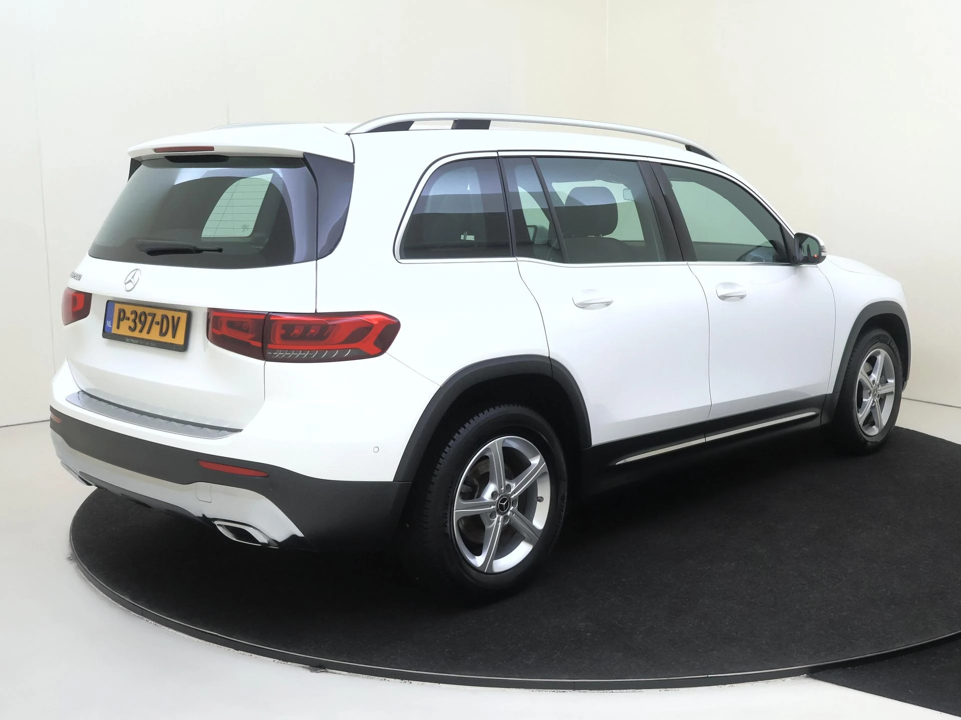 Mercedes-Benz-GLB-image-3