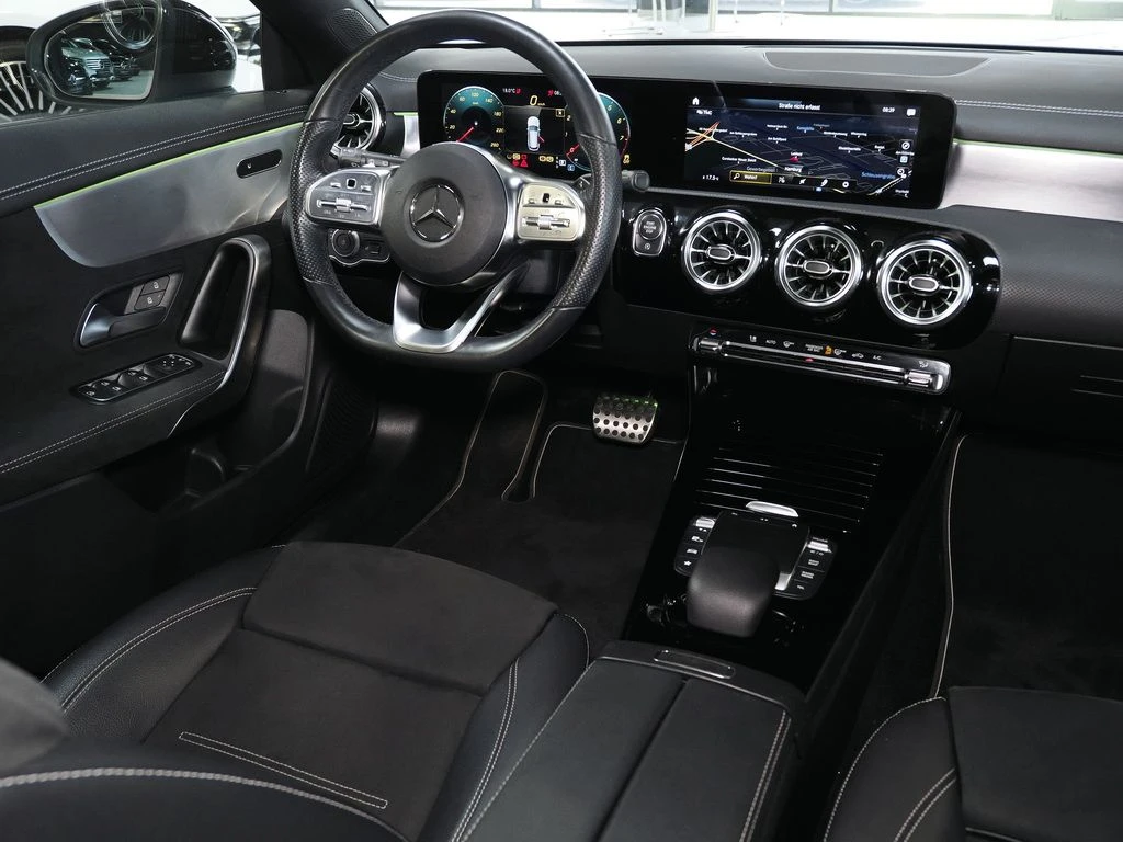 Mercedes-Benz-CLA 180-image-9