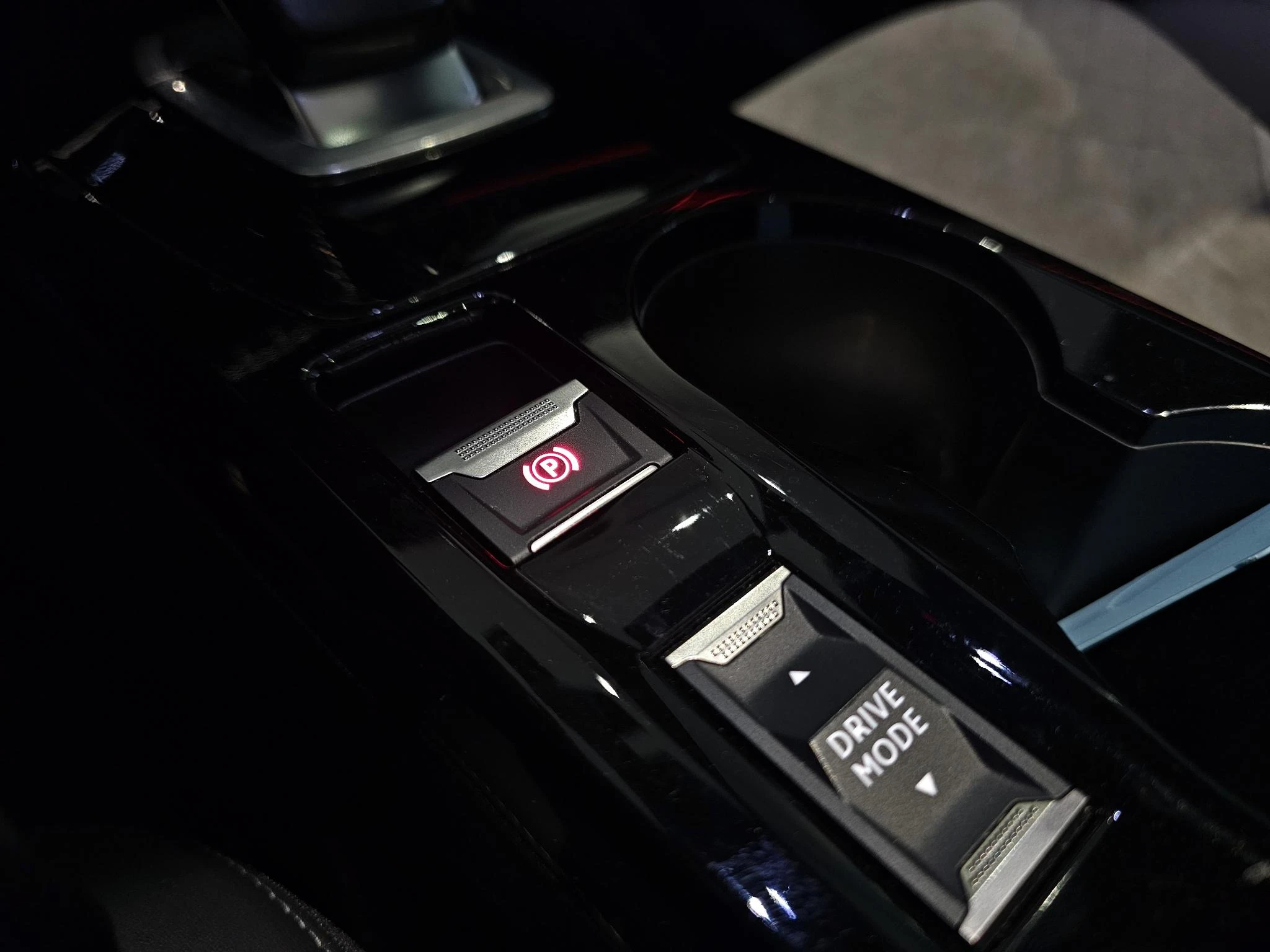 Peugeot-e-2008-image-12