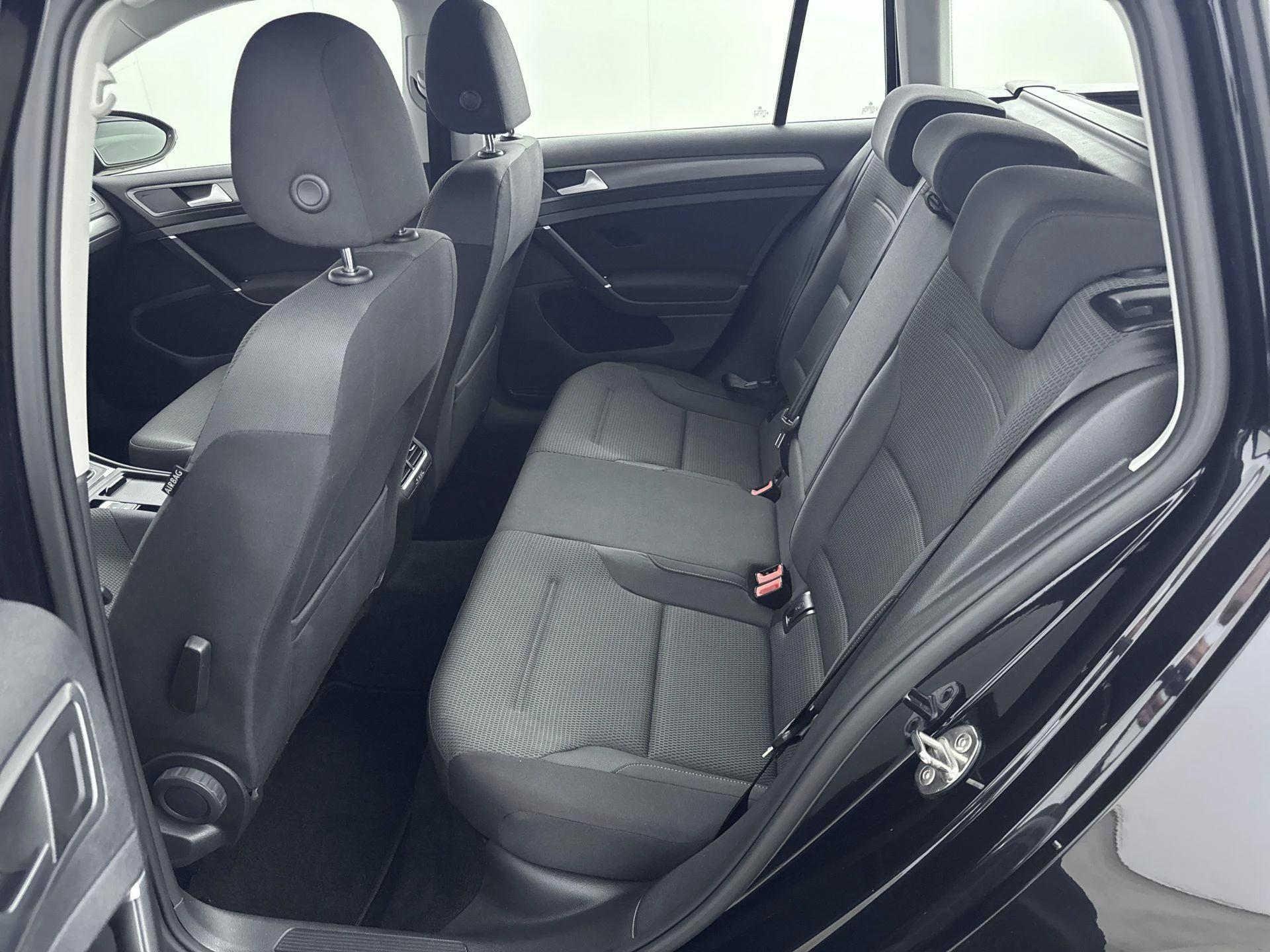 Volkswagen-Golf-image-24