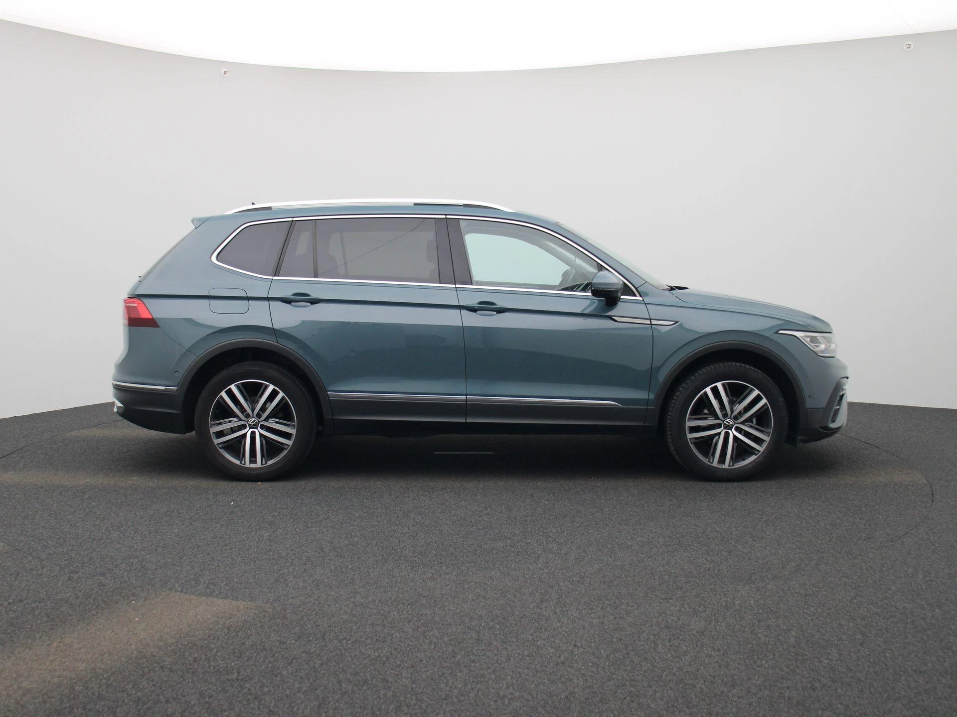 Volkswagen-Tiguan Allspace-image-7