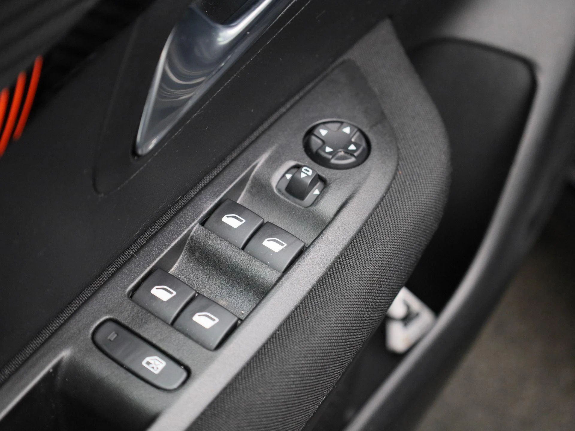Peugeot-e-208-image-31