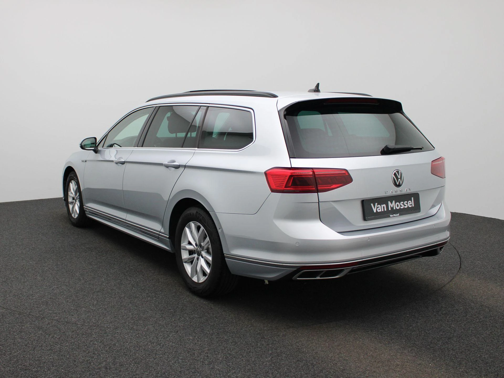 Volkswagen-Passat-image-1