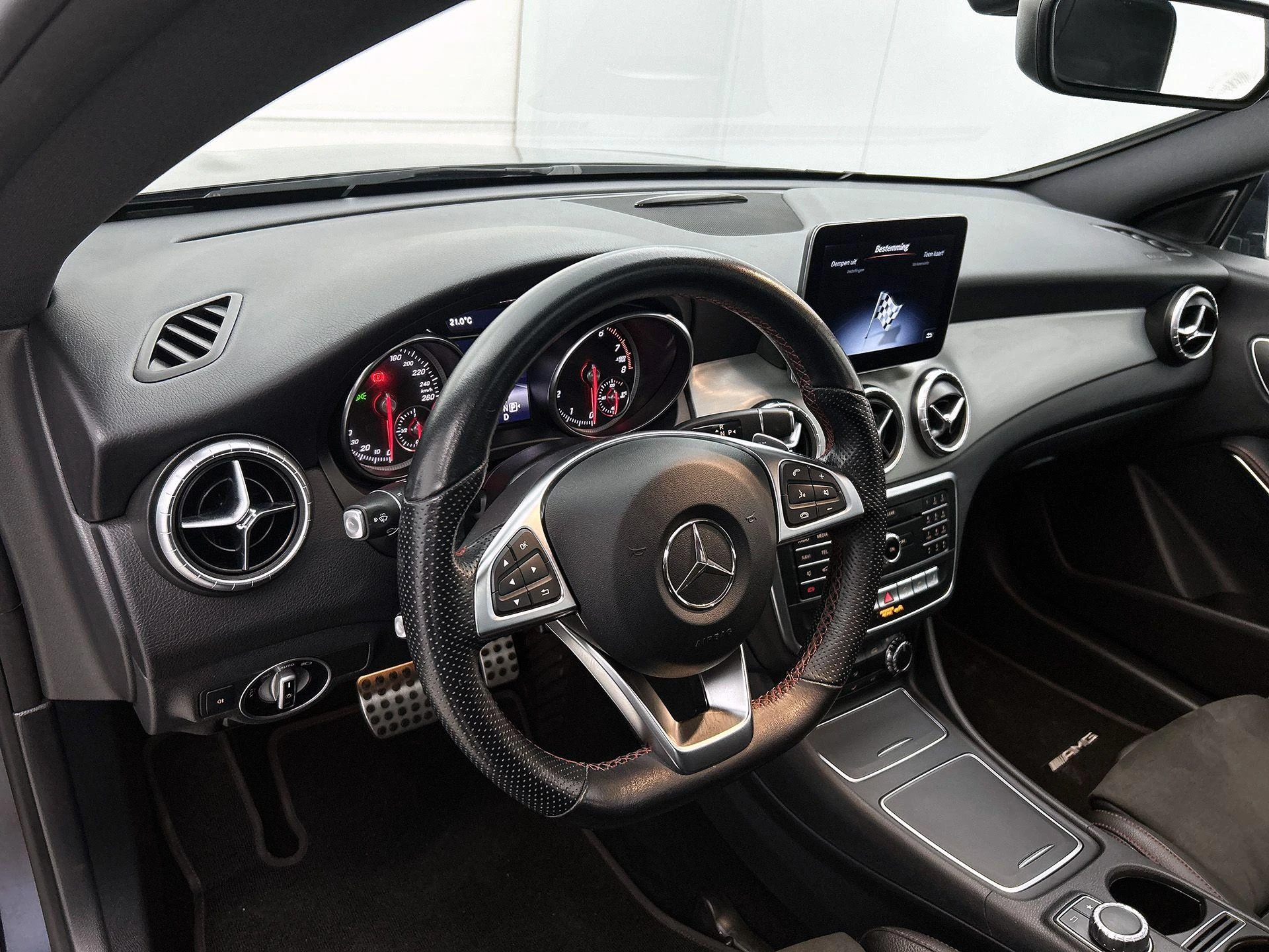 Mercedes-Benz-CLA-image-19