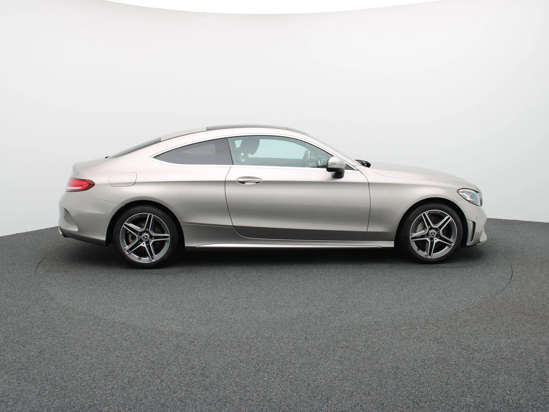 Mercedes-Benz C-Klasse 300 AMG LINE Coupé + 258 PK + PANO DAK + BURMESTER + TREKHAAK +