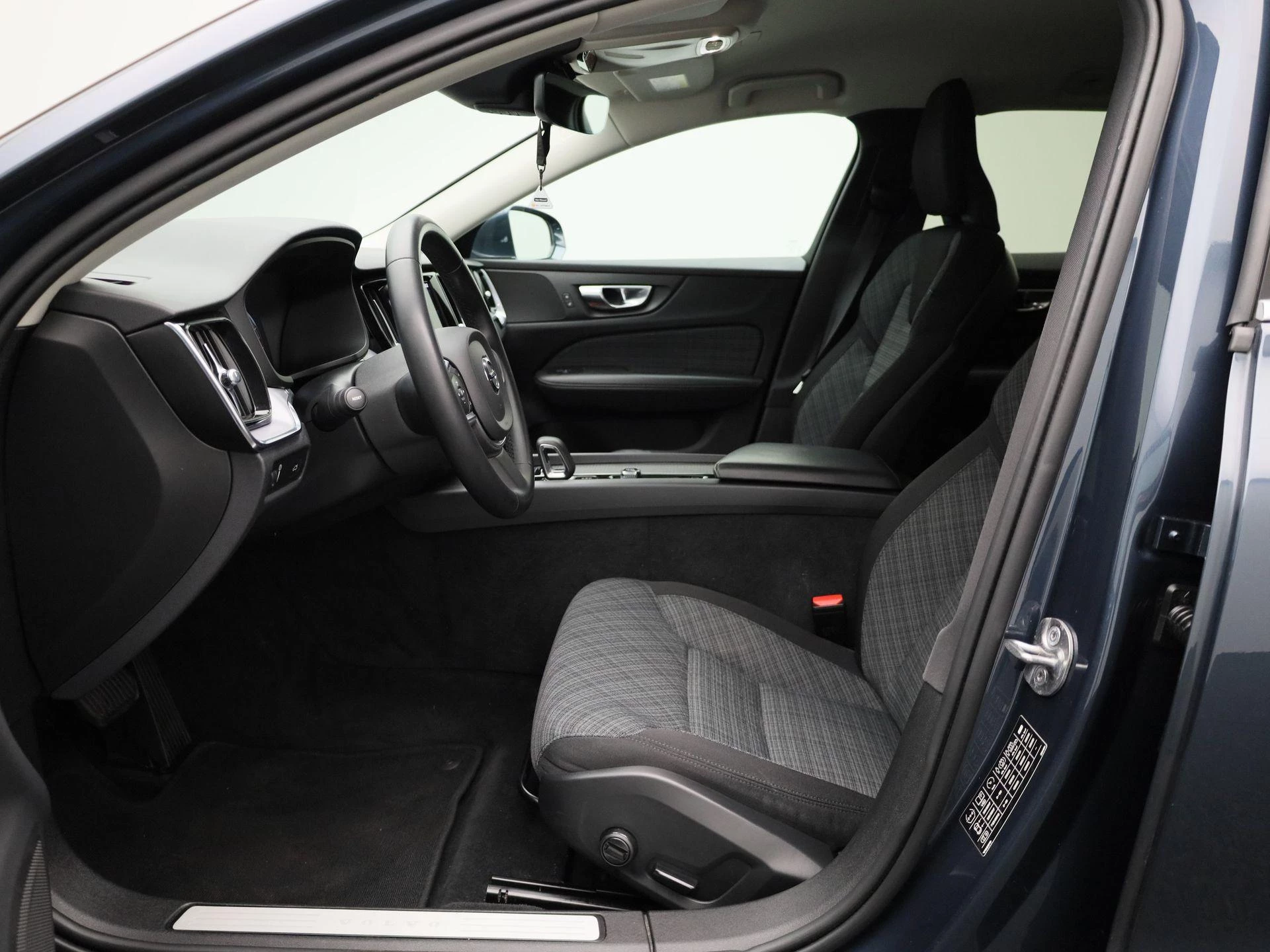Volvo V60 B3 DCT Momentum Pro