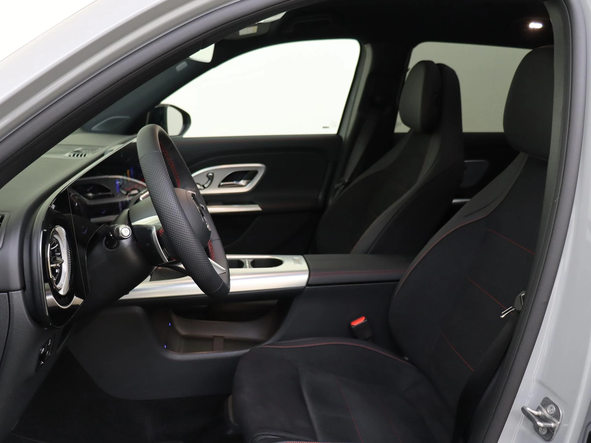 Mercedes-Benz-GLB-image-14