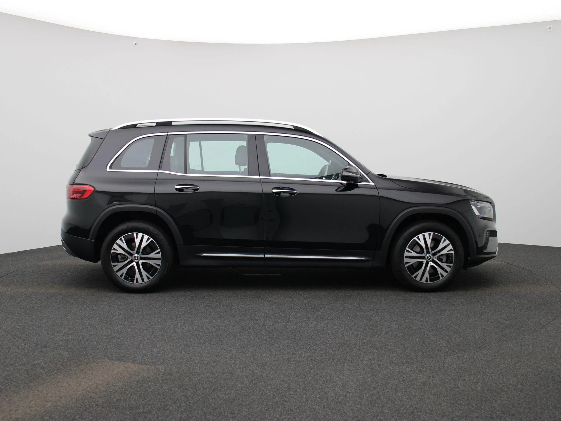 Mercedes-Benz-GLB-image-5