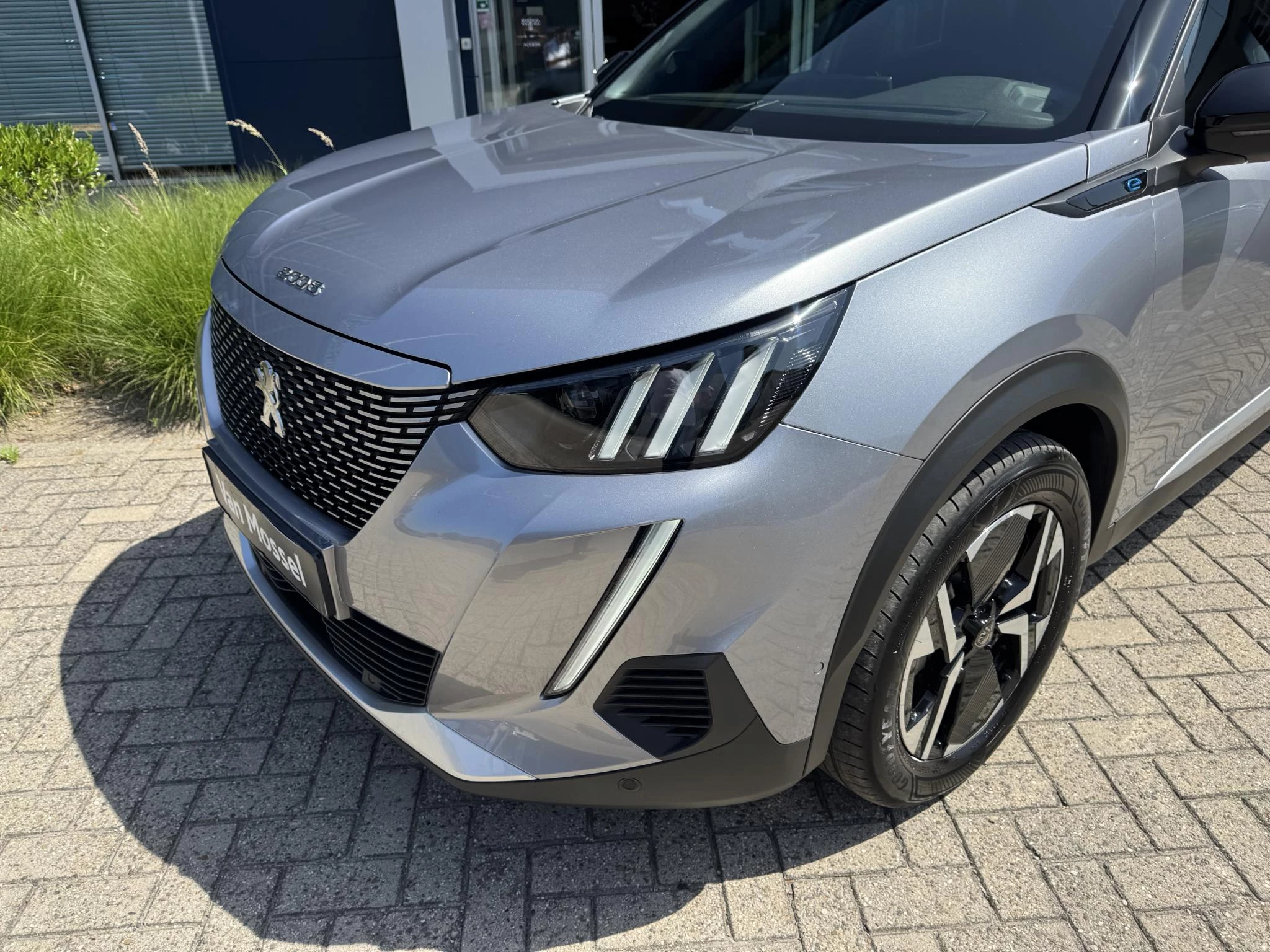 Peugeot-e-2008-image-8