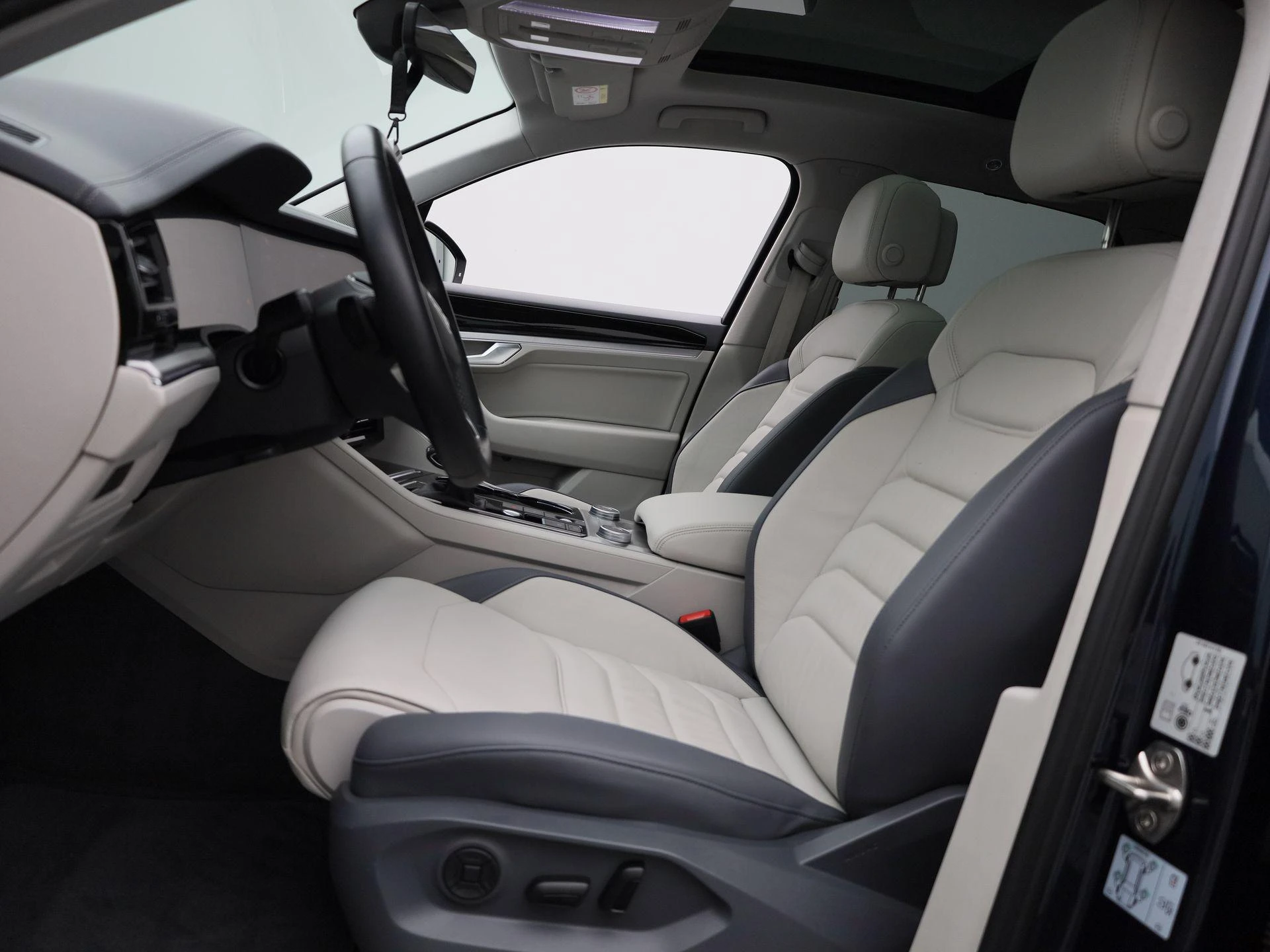 Volkswagen-Touareg-image-10