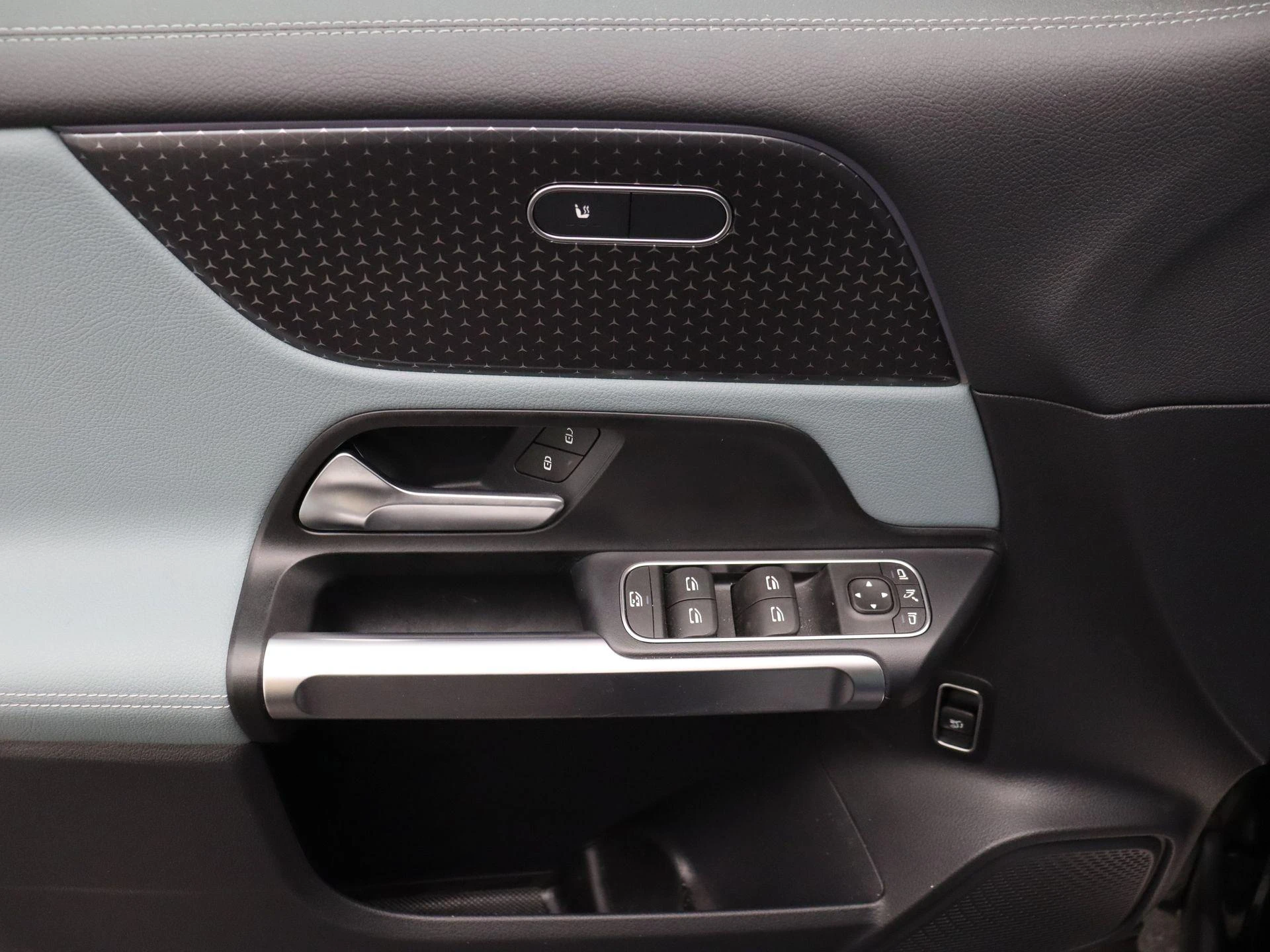 Mercedes-Benz-EQB-image-7