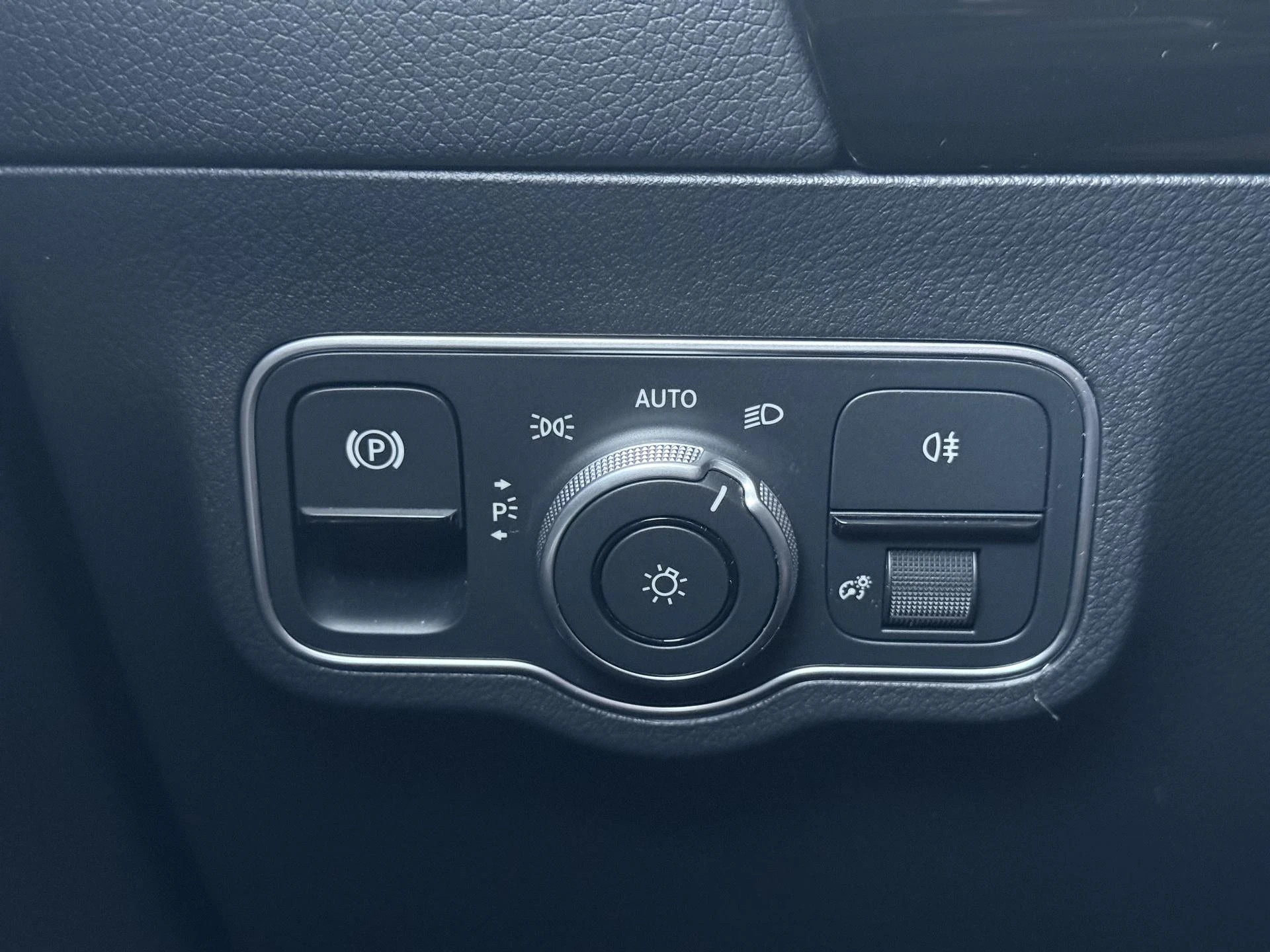 Mercedes-Benz-GLA-image-25