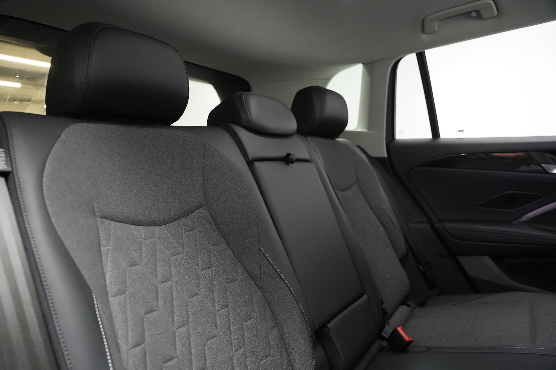 Volkswagen-Tiguan-image-11