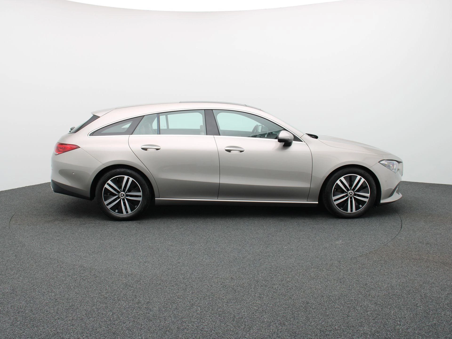 Mercedes-Benz CLA 200 Luxury Line Shooting Brake + LEDER + PANO DAK + CARPLAY + MULTIBEAM LED +