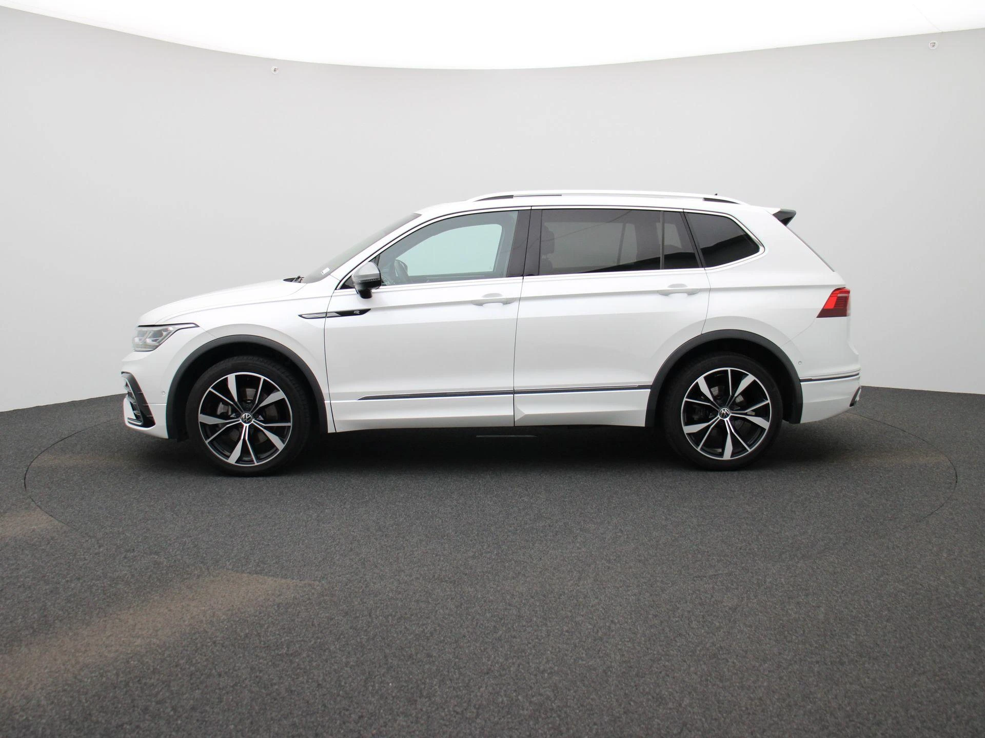 Volkswagen-Tiguan Allspace-image-3
