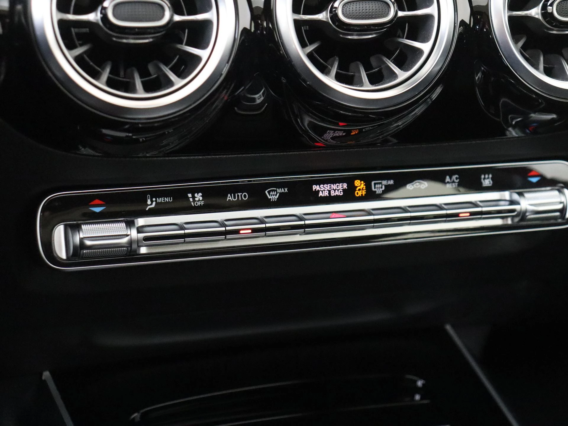 Mercedes-Benz-GLA-image-19