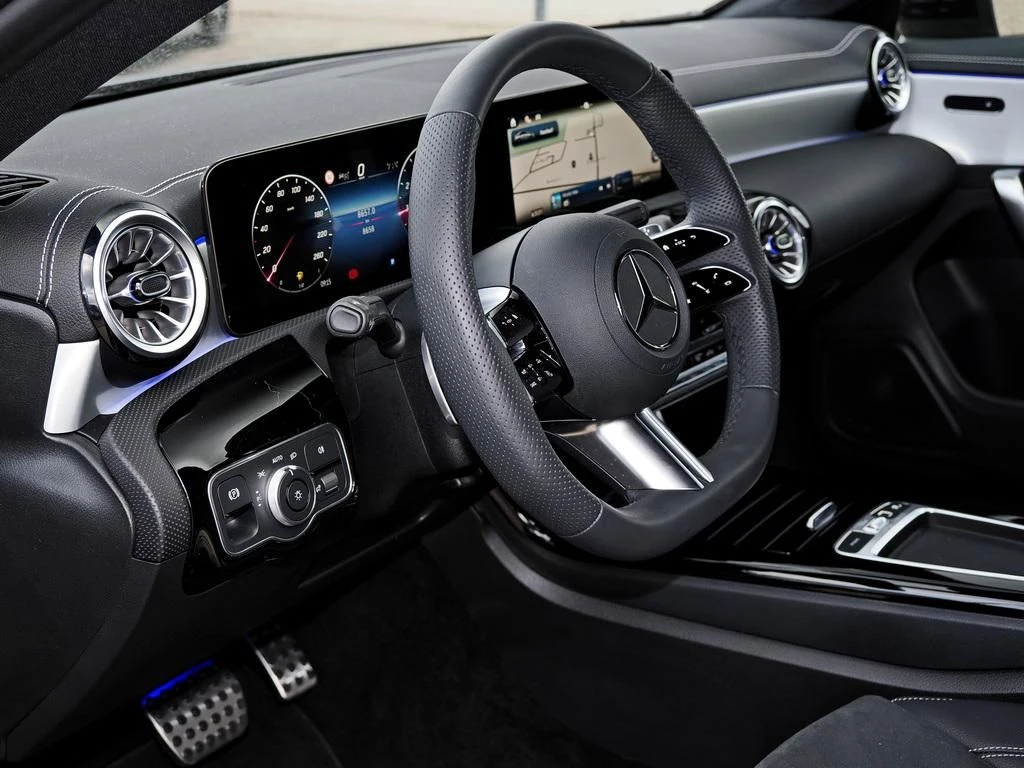 Mercedes-Benz-CLA 200-image-9