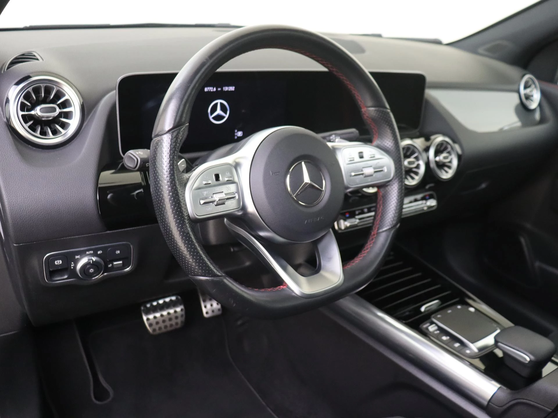 Mercedes-Benz-GLA-image-9