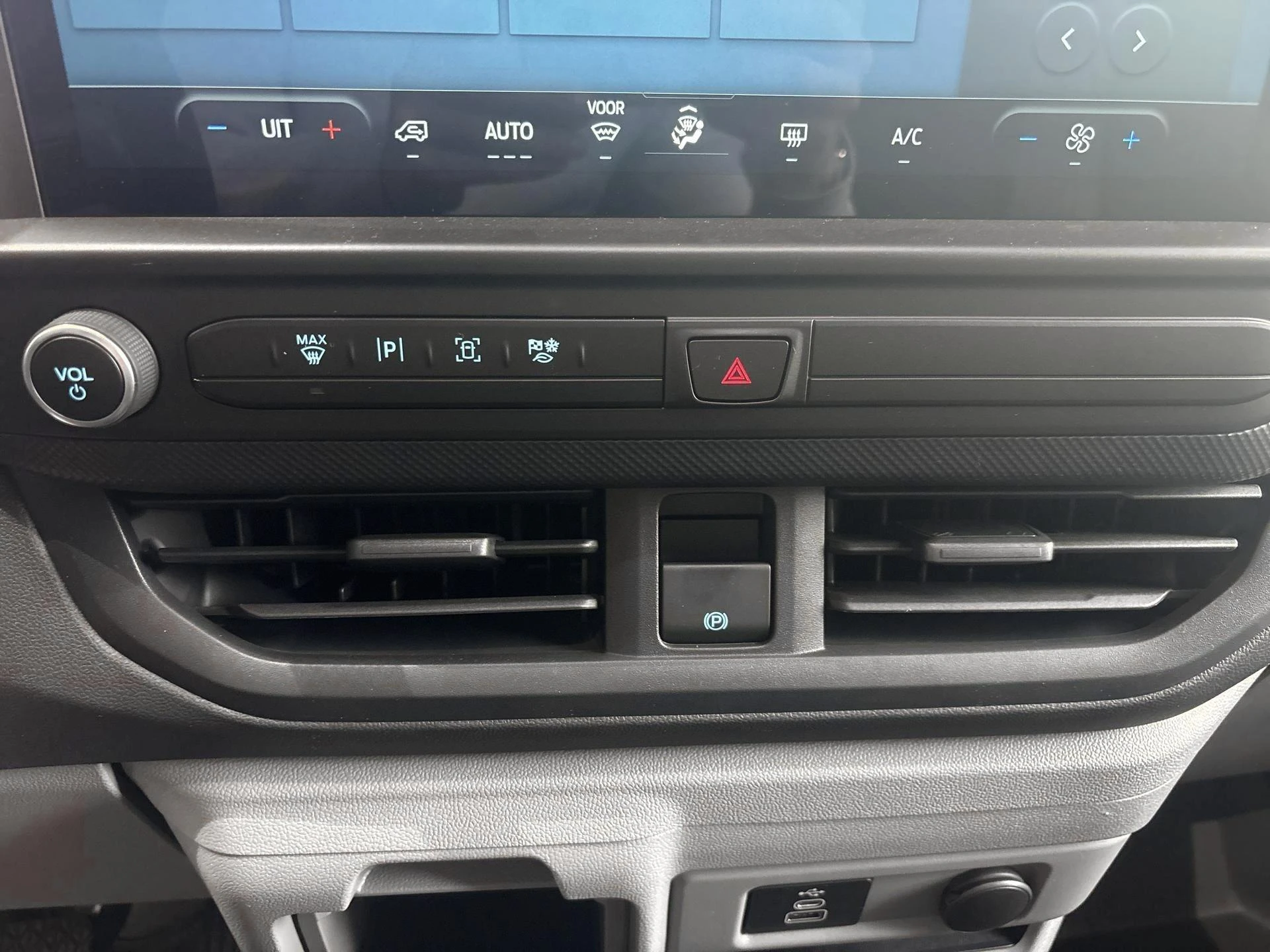 Ford-E-Transit Custom-image-13